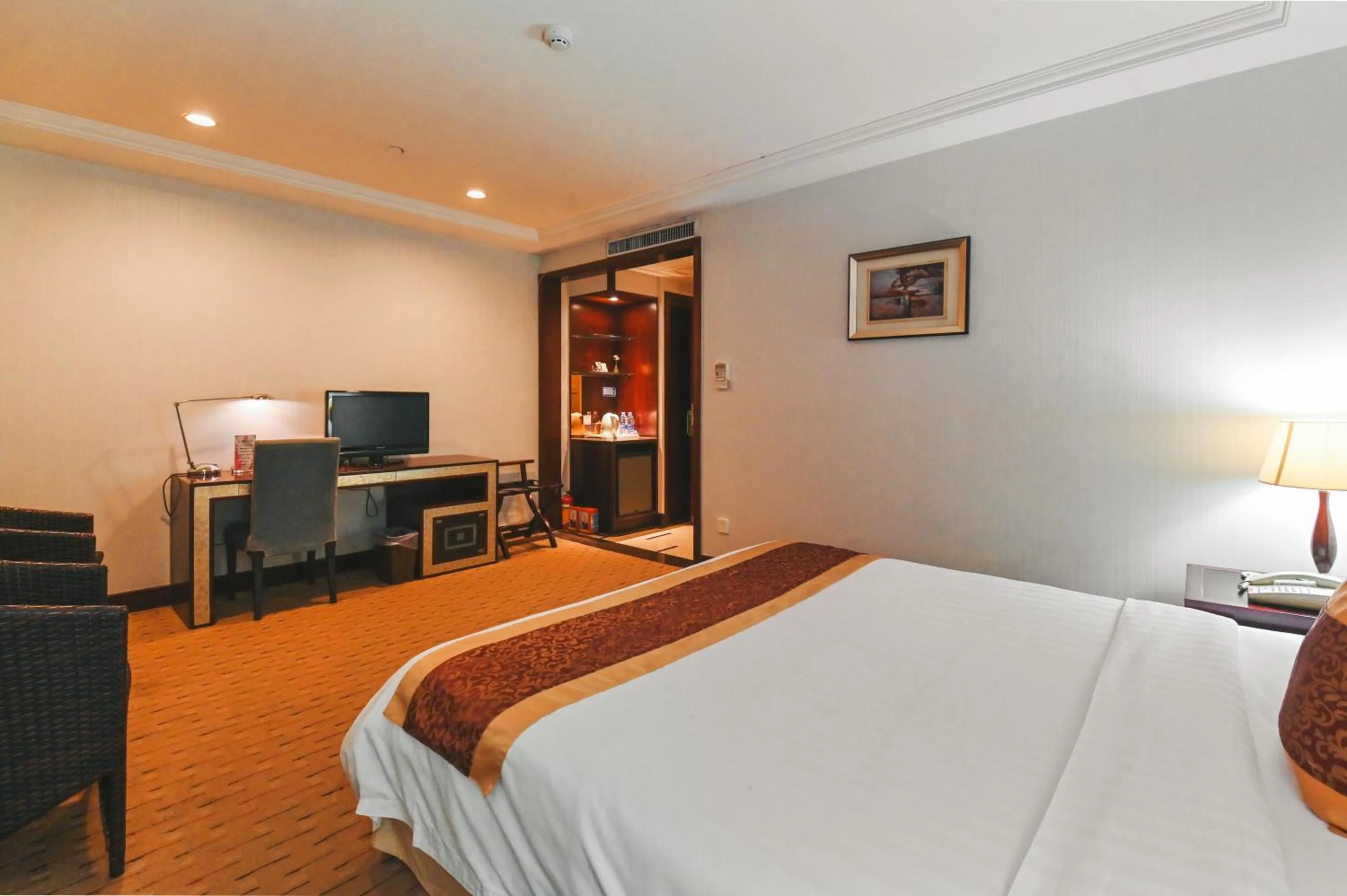 Bed in Royal Plaza Hotel