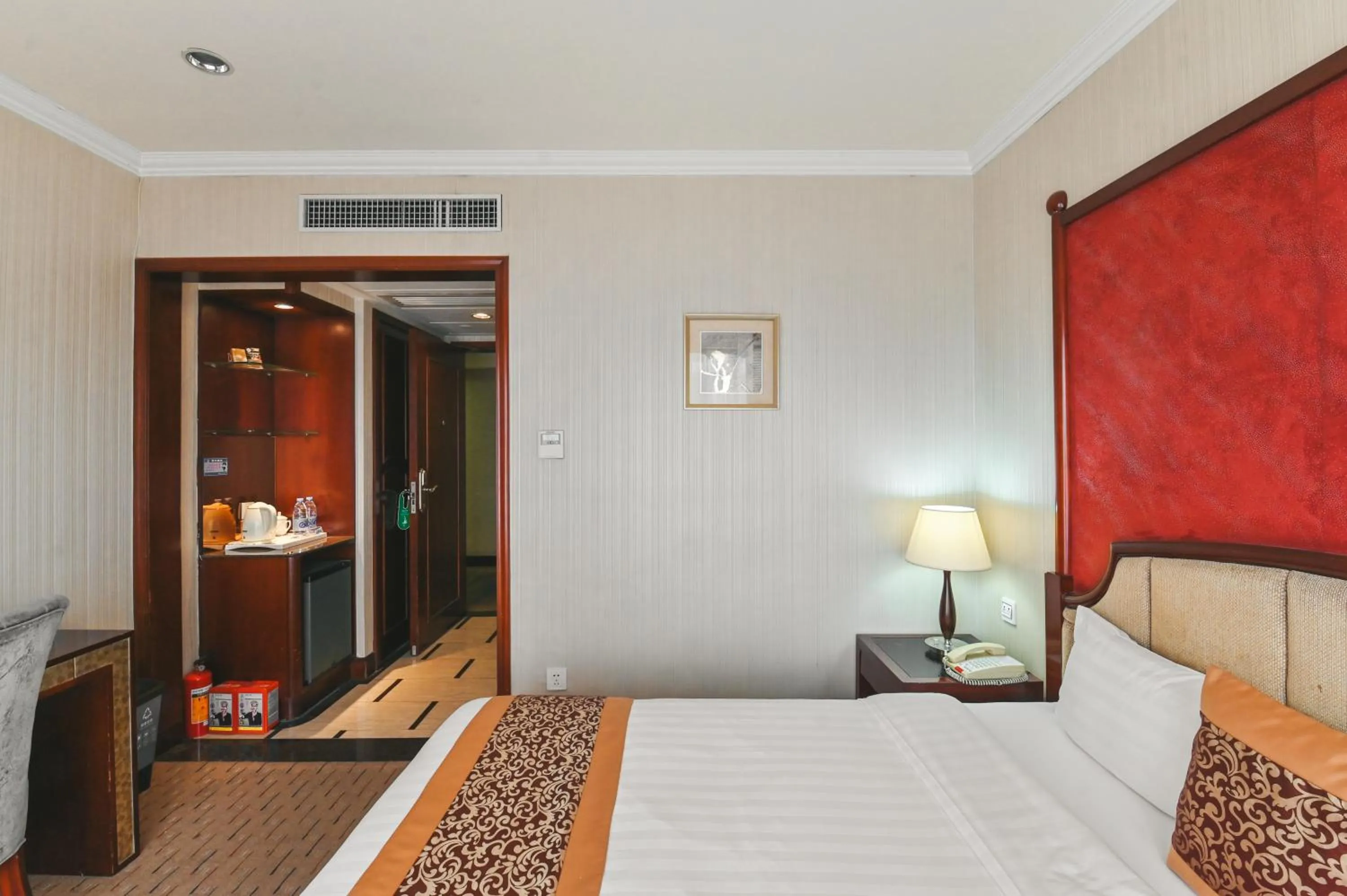 Bed in Royal Plaza Hotel