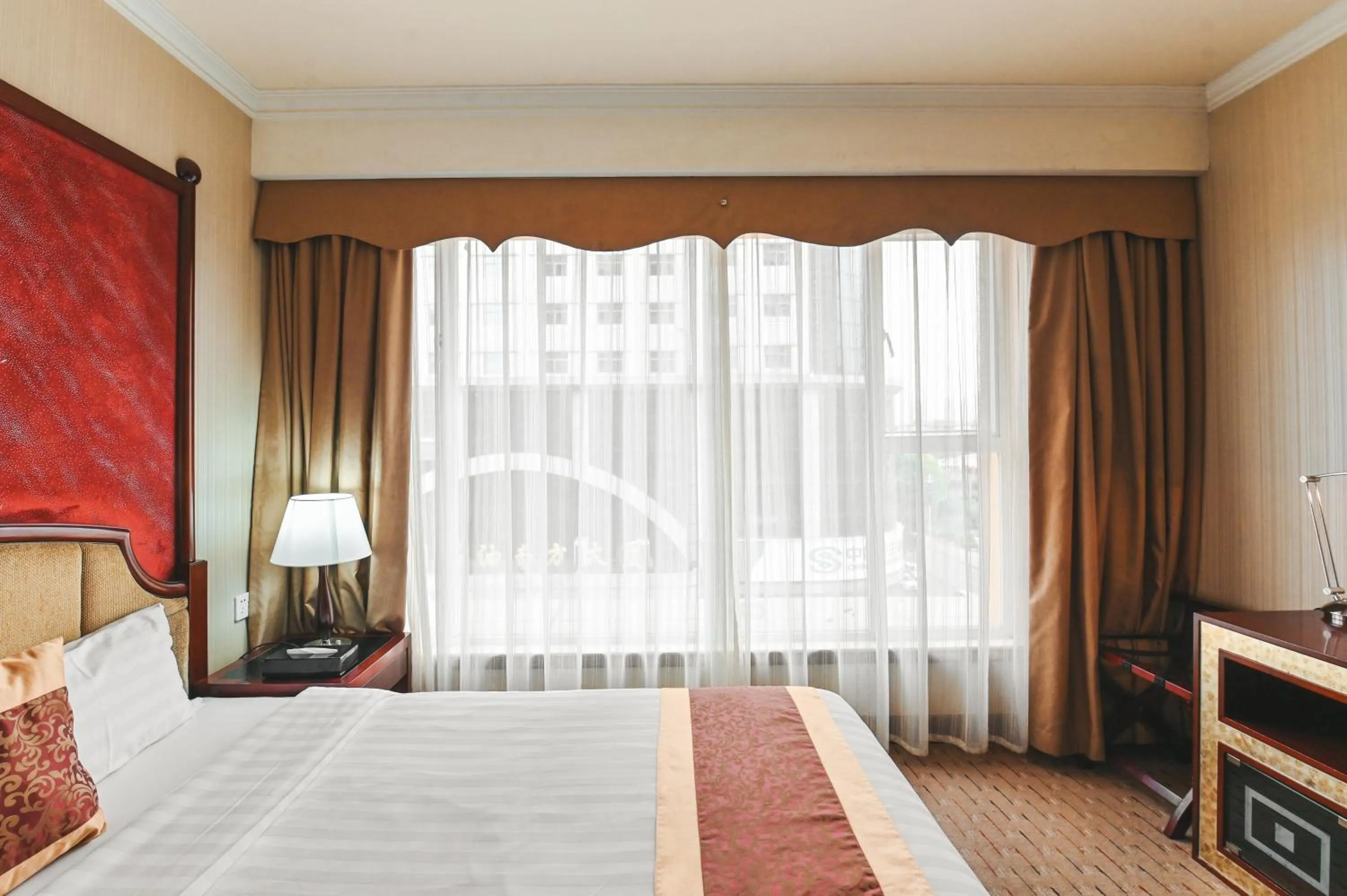 Bed in Royal Plaza Hotel