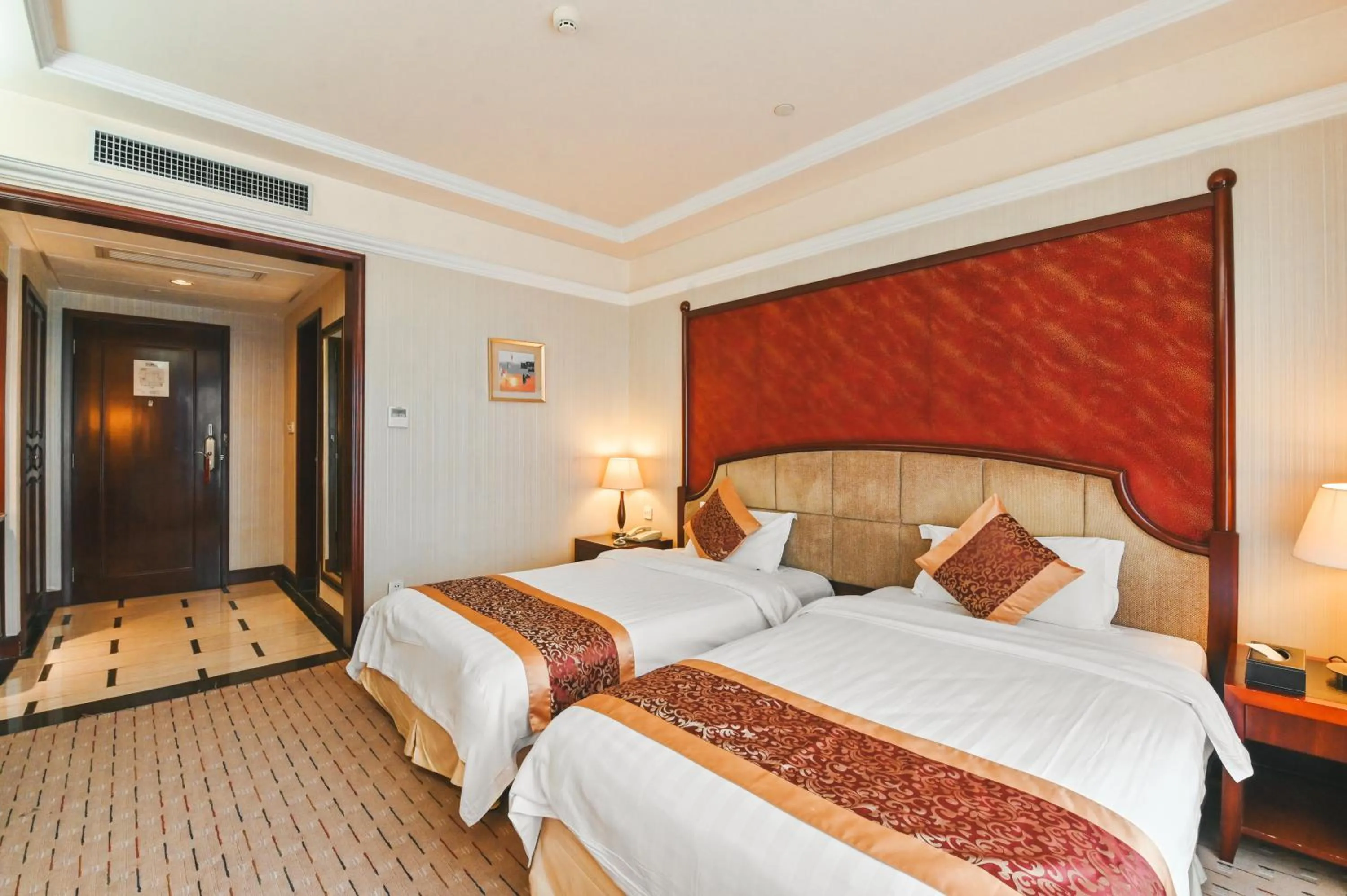 Bed in Royal Plaza Hotel