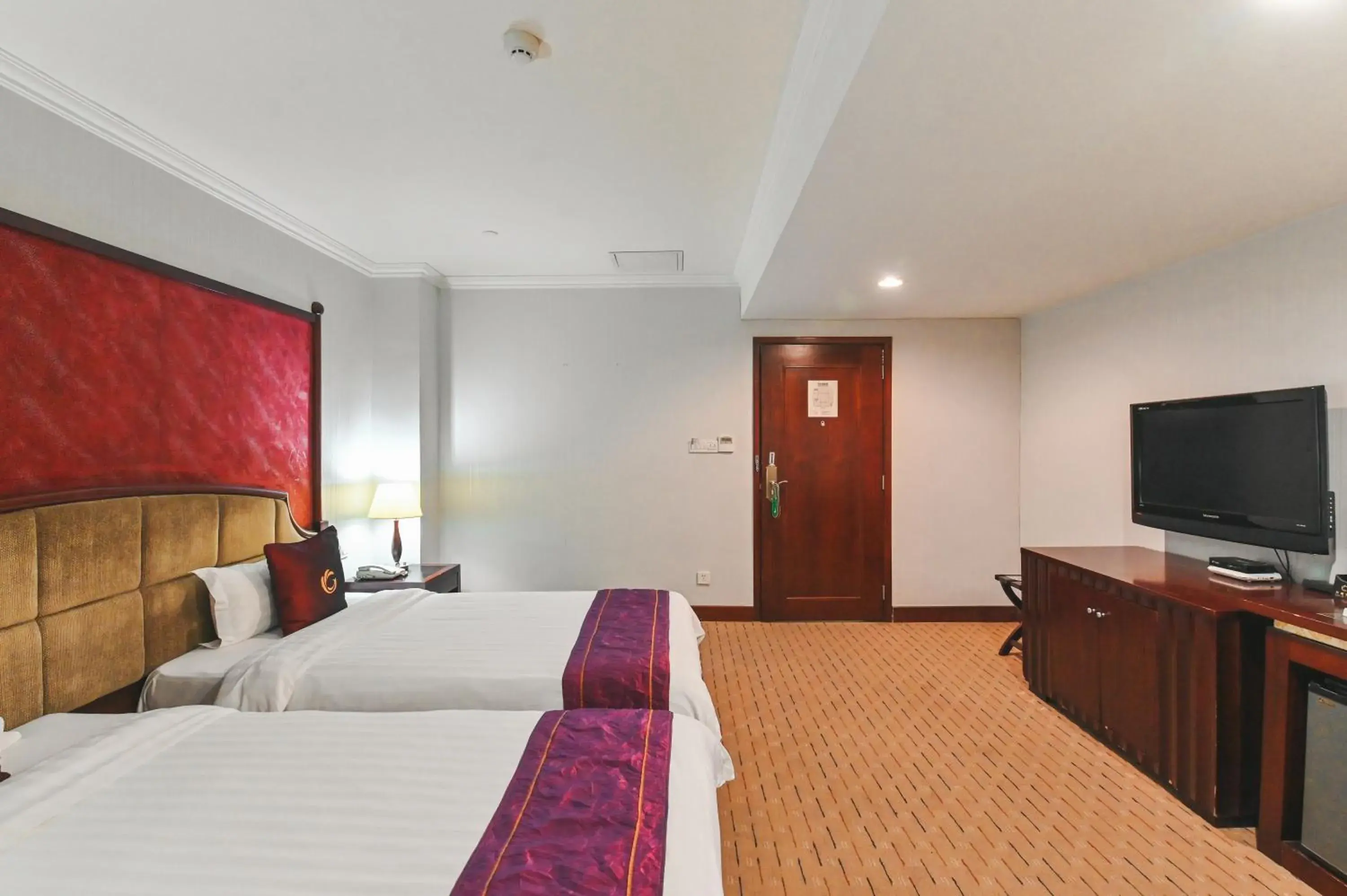 Bed in Royal Plaza Hotel Bed in Royal Plaza Hotel