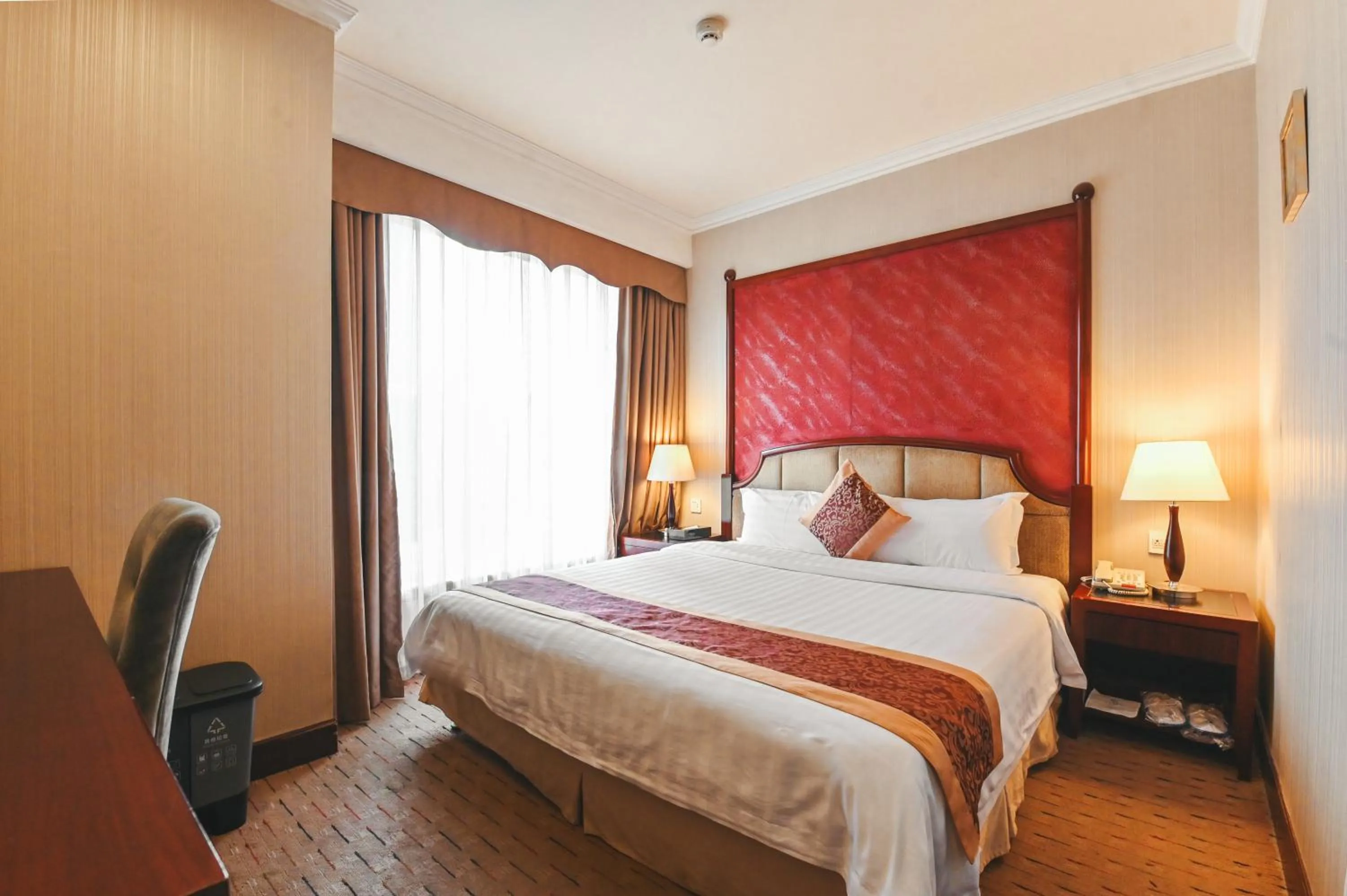 Bed in Royal Plaza Hotel