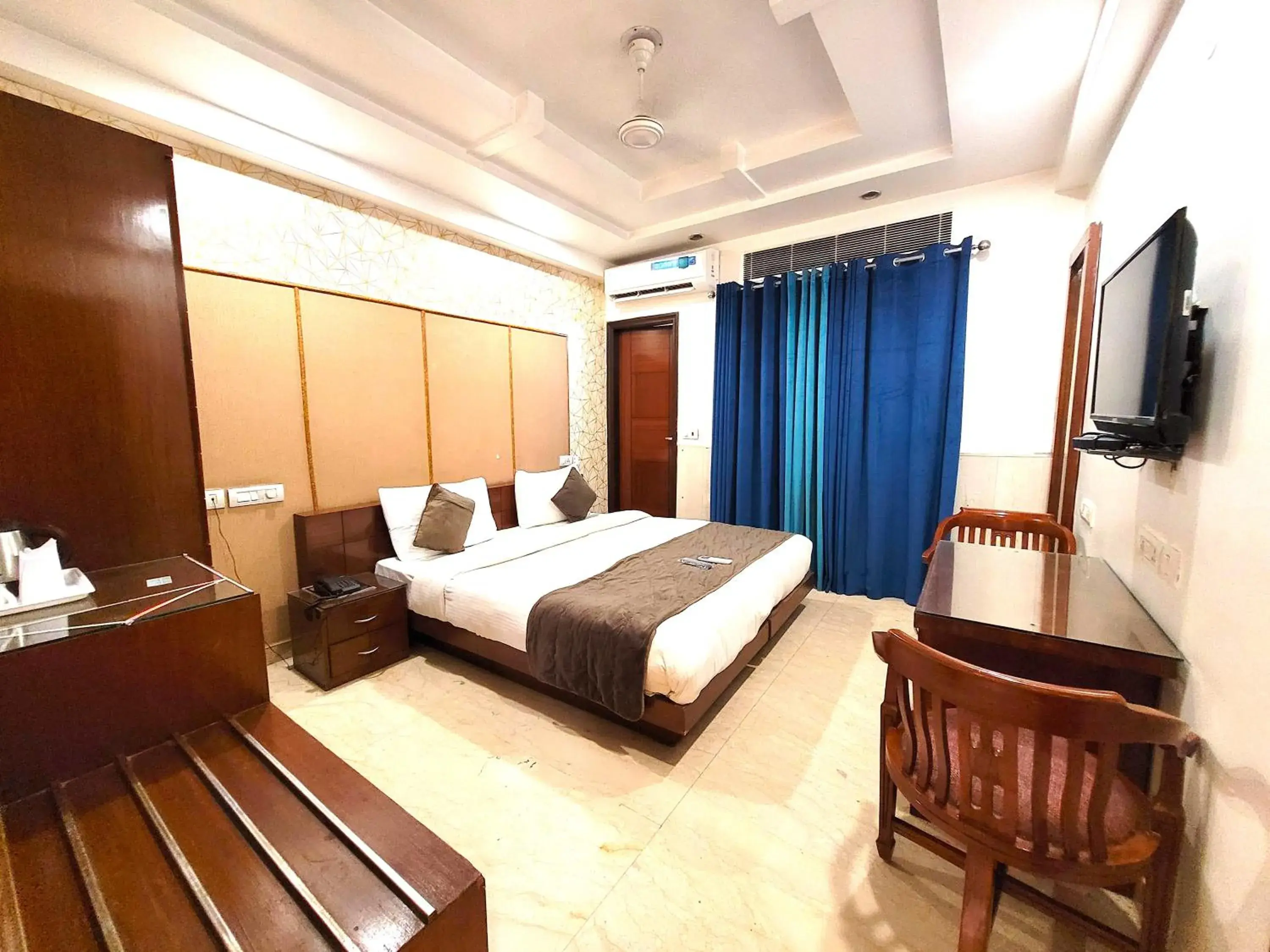 Property building, Bed in Hotel The Daanish Residency - Karol Bagh Property building, Bed in Hotel The Daanish Residency - Karol Bagh