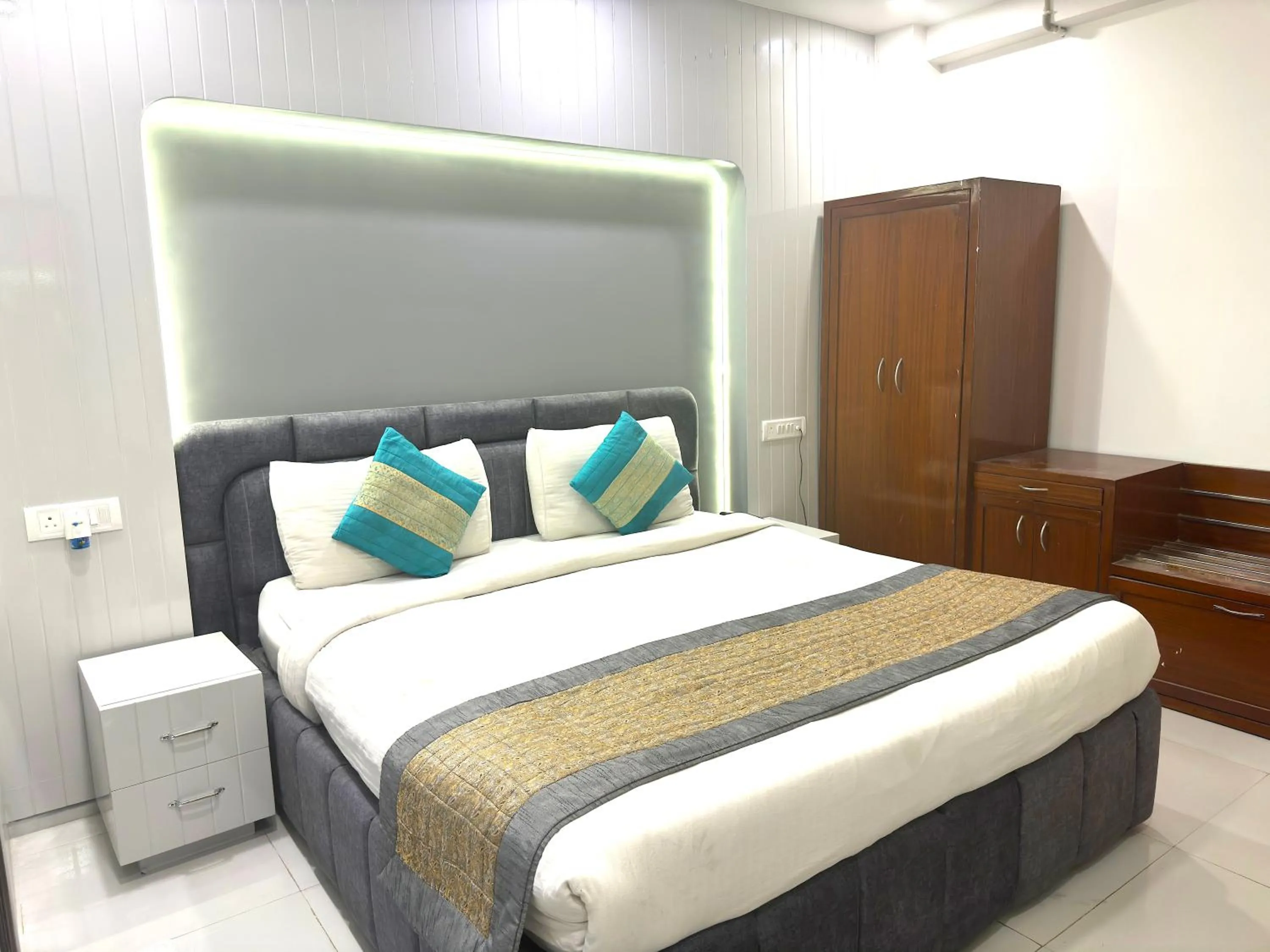 Bed in Hotel The Daanish Residency - Karol Bagh