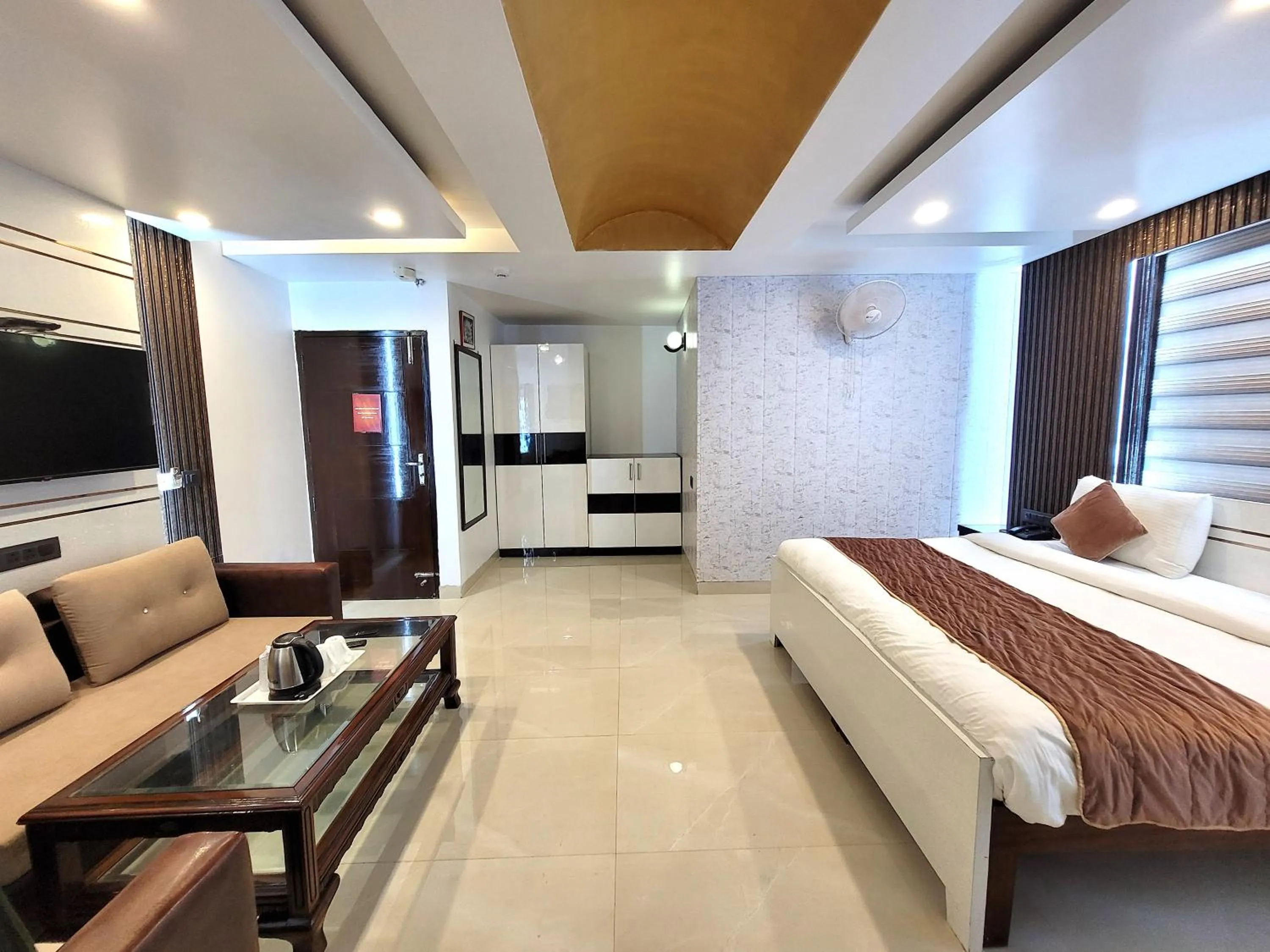 Communal lounge/ TV room, Bed in Hotel The Daanish Residency - Karol Bagh