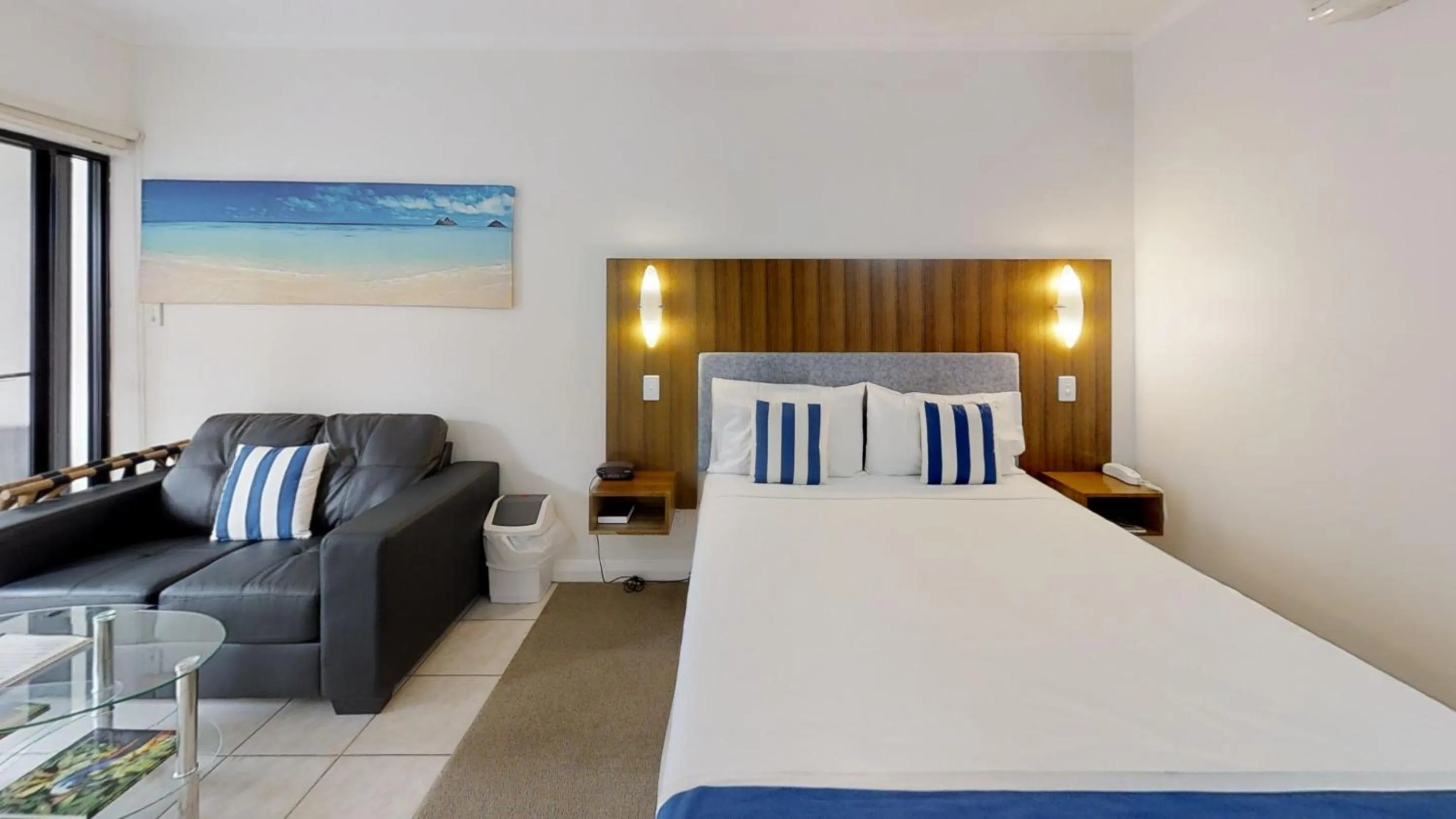 Photo of the whole room, Bed in Silkari The Pavilions