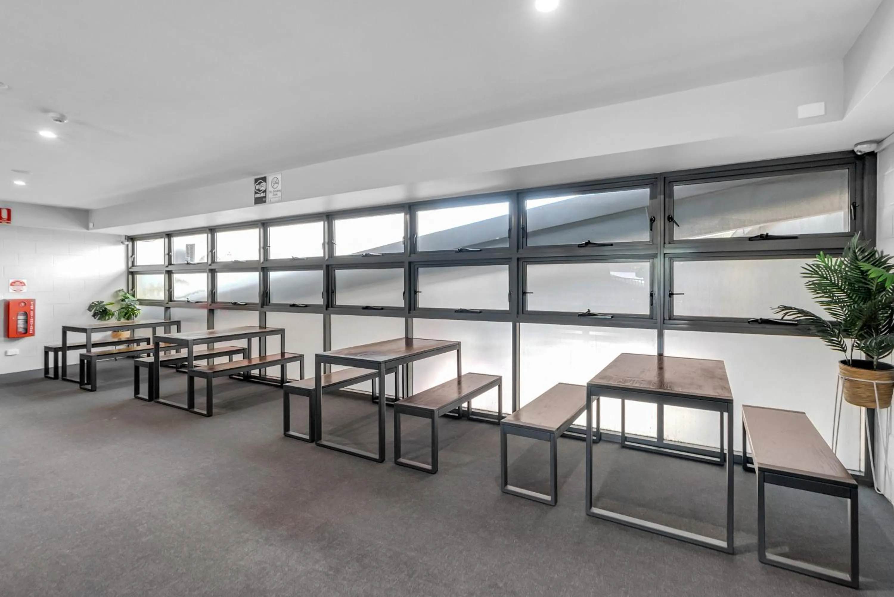 Communal lounge/ TV room in Gilligan's Hotel & Resort Cairns