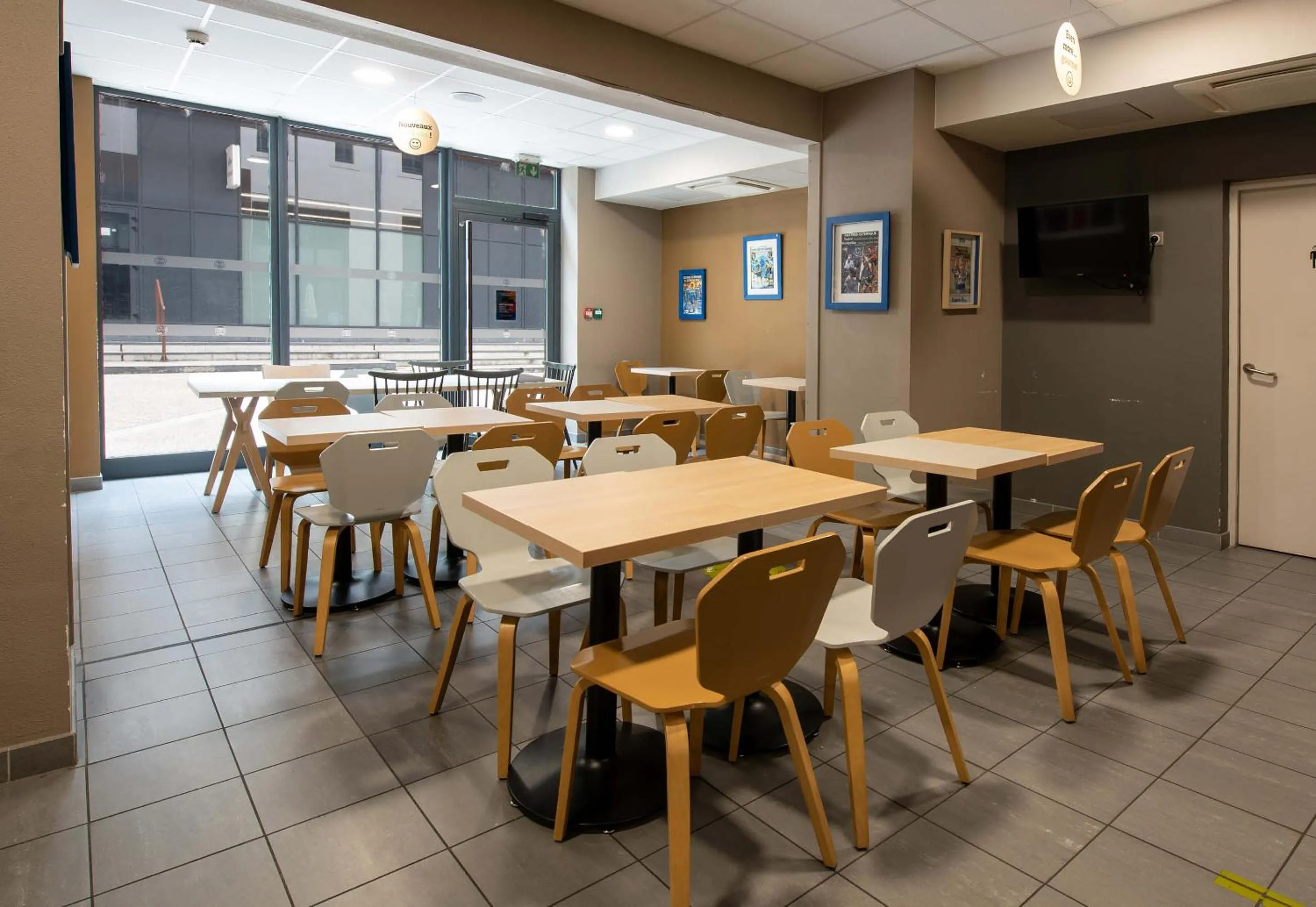 Restaurant/places to eat in B&B HOTEL Castres Centre Gambetta