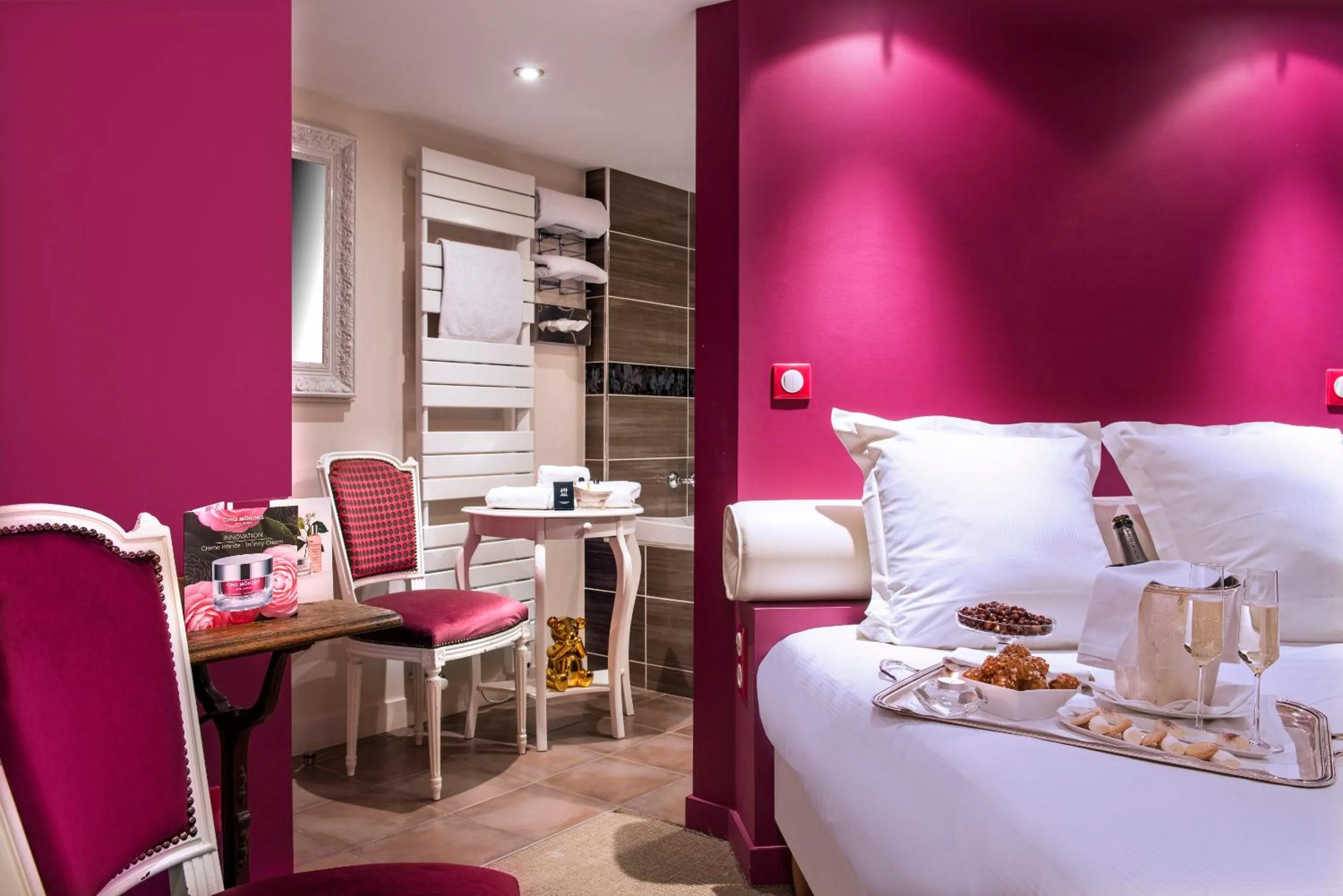 Bathroom, Bed in Frédéric Carrion - Cuisine, Hôtel & Spa