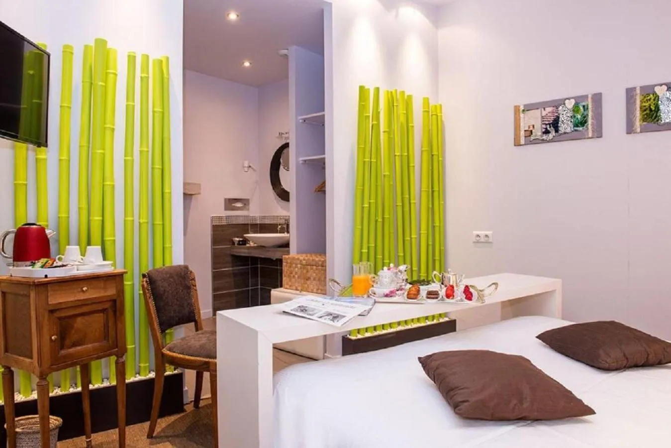 Bedroom, Bed in Frédéric Carrion - Cuisine, Hôtel & Spa