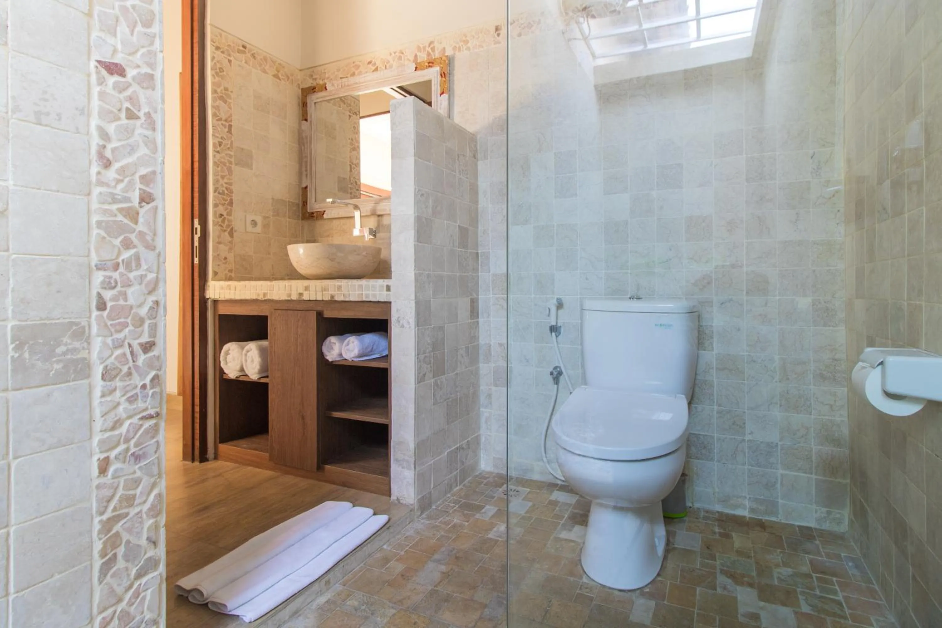 Bathroom in Taman Amertha Villas by Maha Bali