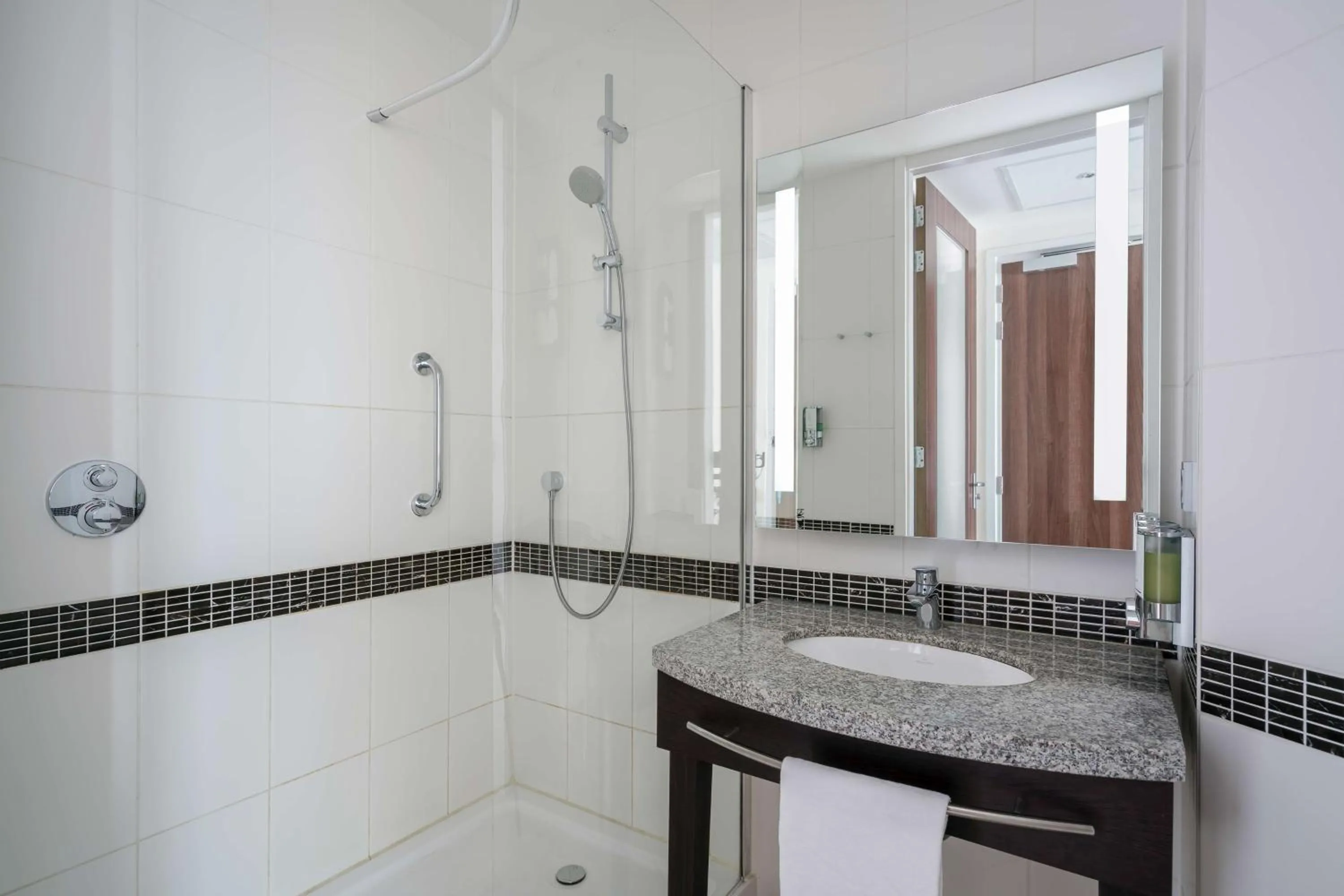 Bathroom in Hampton by Hilton Amsterdam Centre East