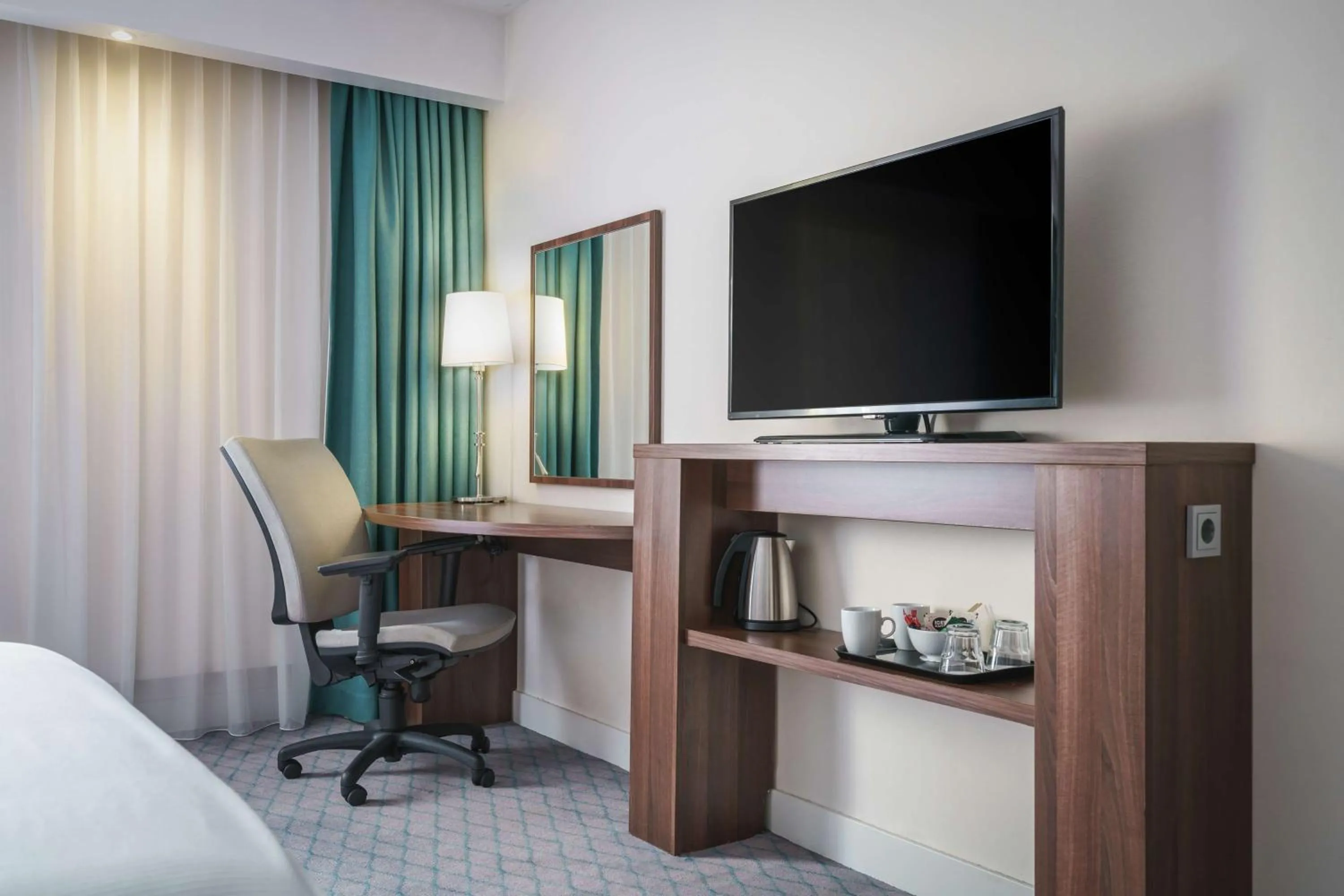TV and multimedia, Bed in Hampton by Hilton Amsterdam Centre East