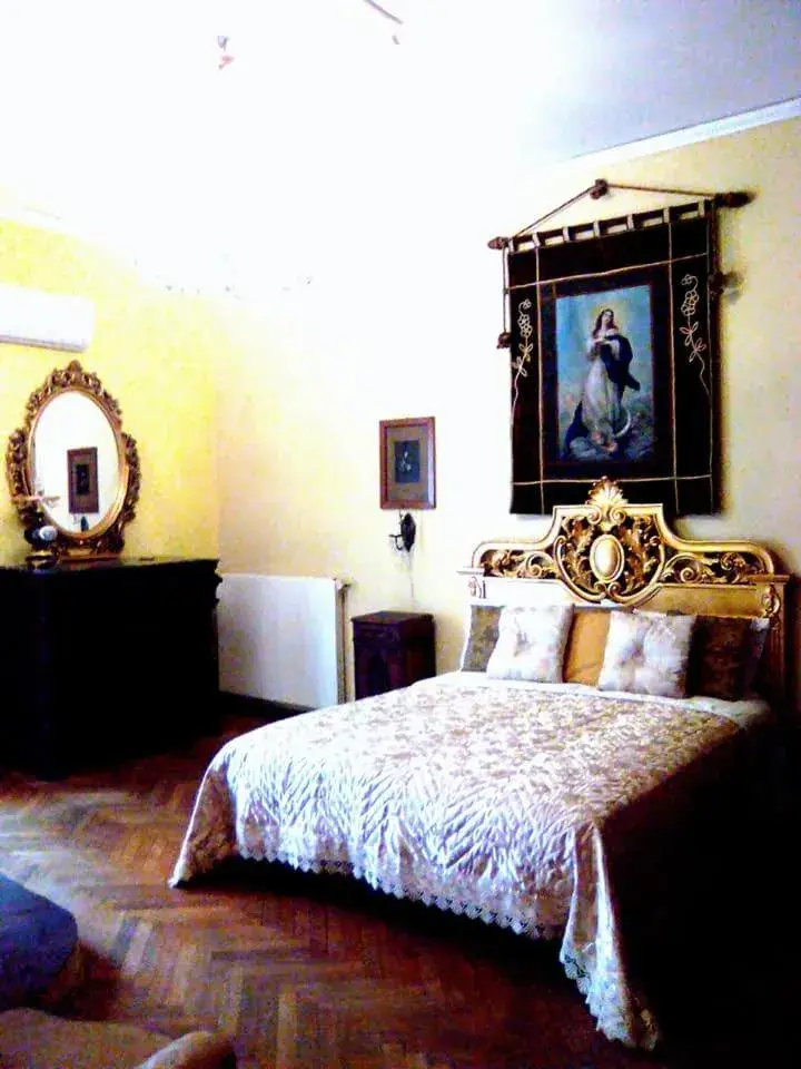 Deluxe Double Room with Bath - single occupancy in Napoli Retro Deluxe Double Room with Bath - single occupancy in Napoli Retro