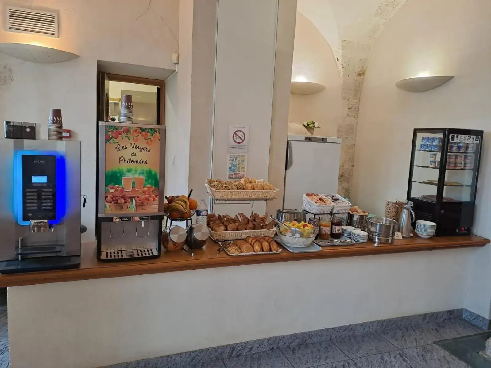 Twin Room with TV in Hôtellerie Saint Yves Twin Room with TV in Hôtellerie Saint Yves