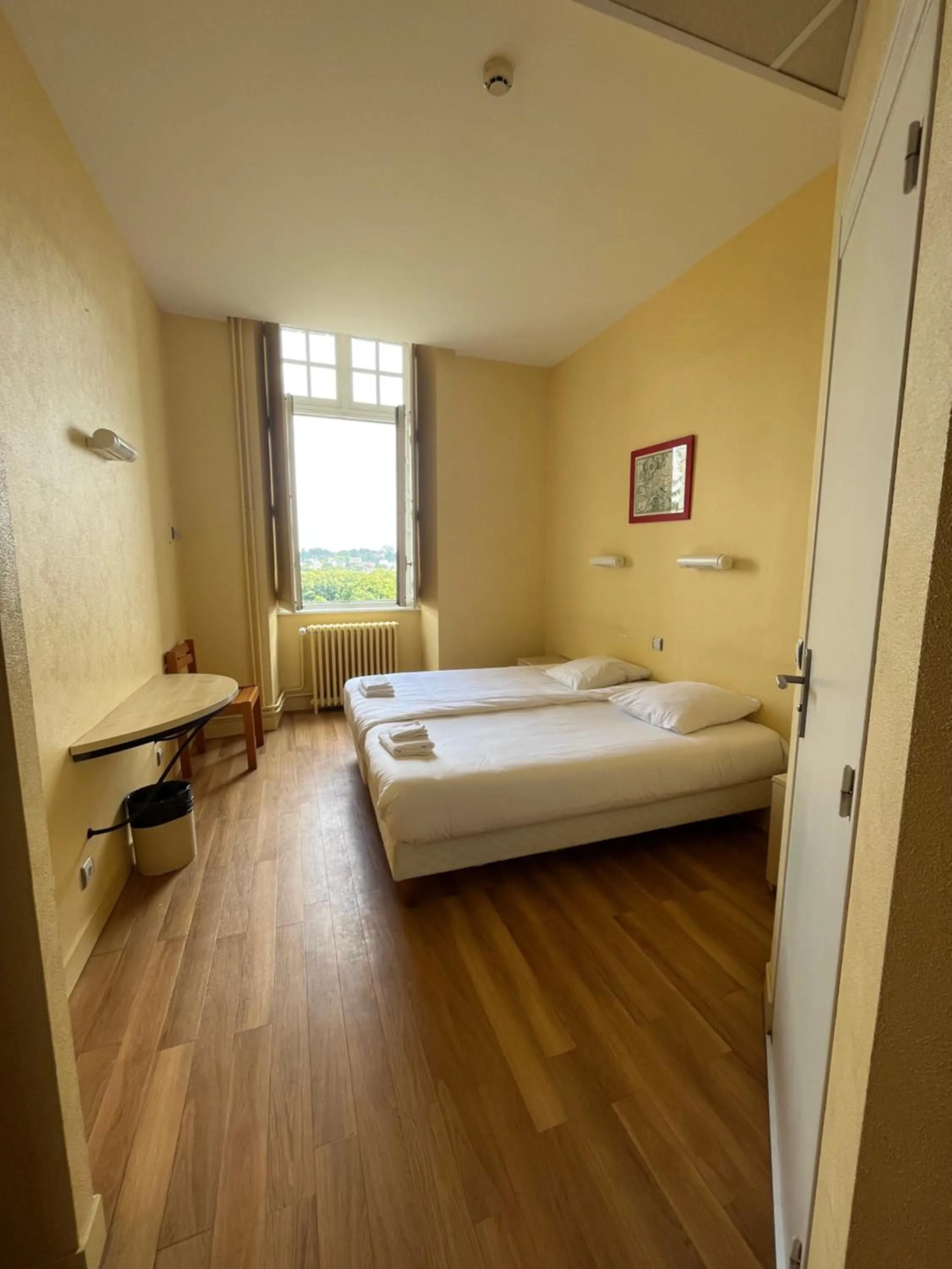 Photo of the whole room, Bed in Hôtellerie Saint Yves