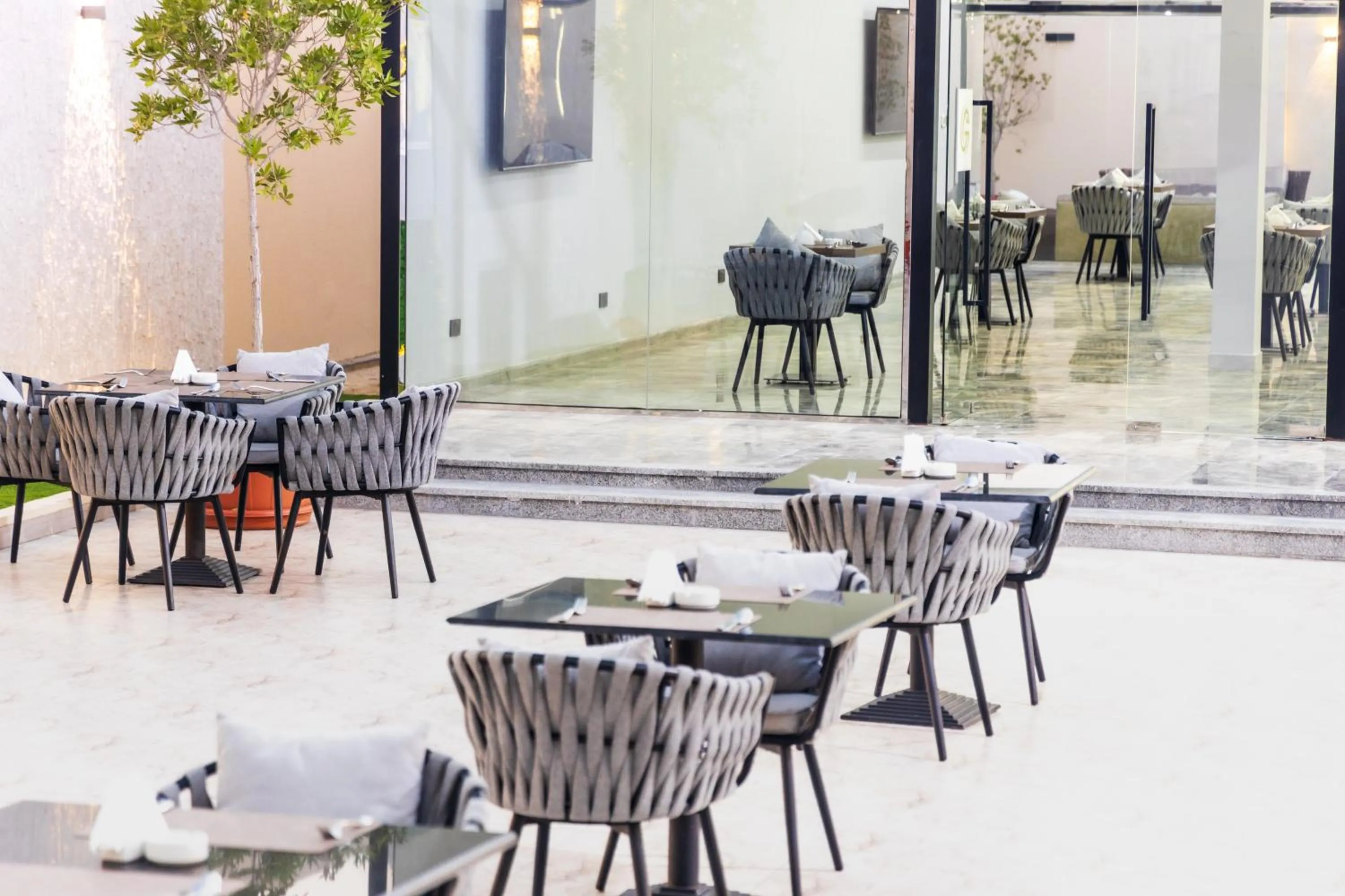 Restaurant/places to eat in MD Hotel By Gewan