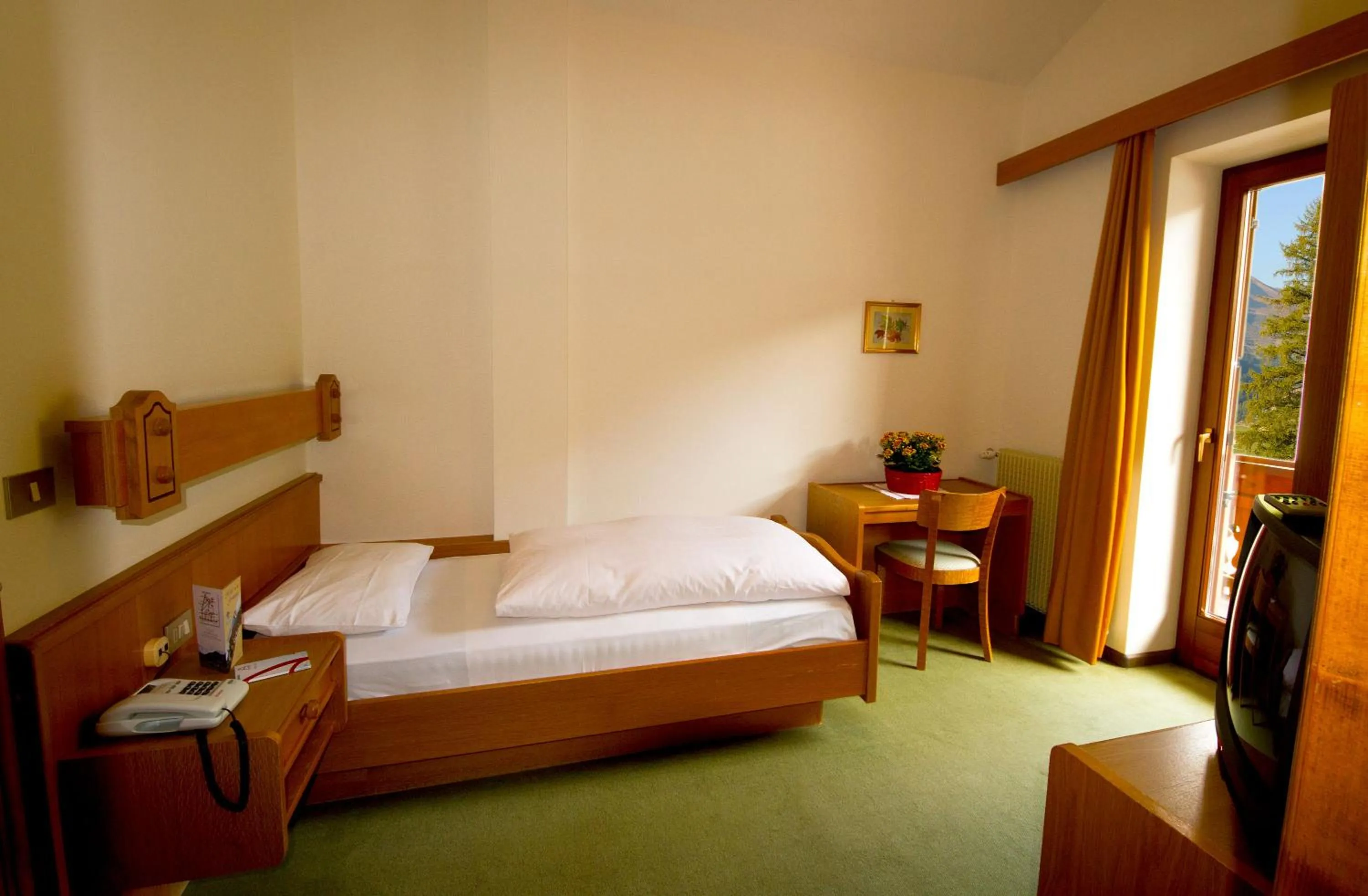 Bedroom, Bed in Hotel Genziana