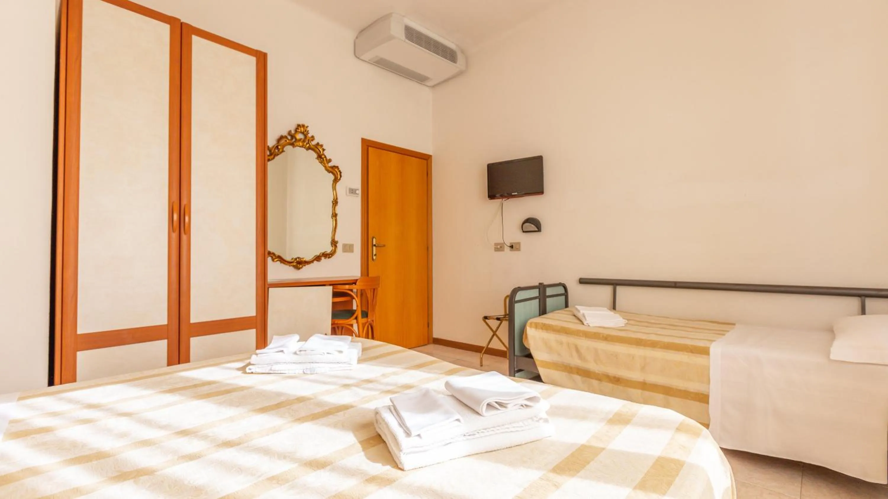 TV and multimedia, Bed in Hotel Parco Fellini