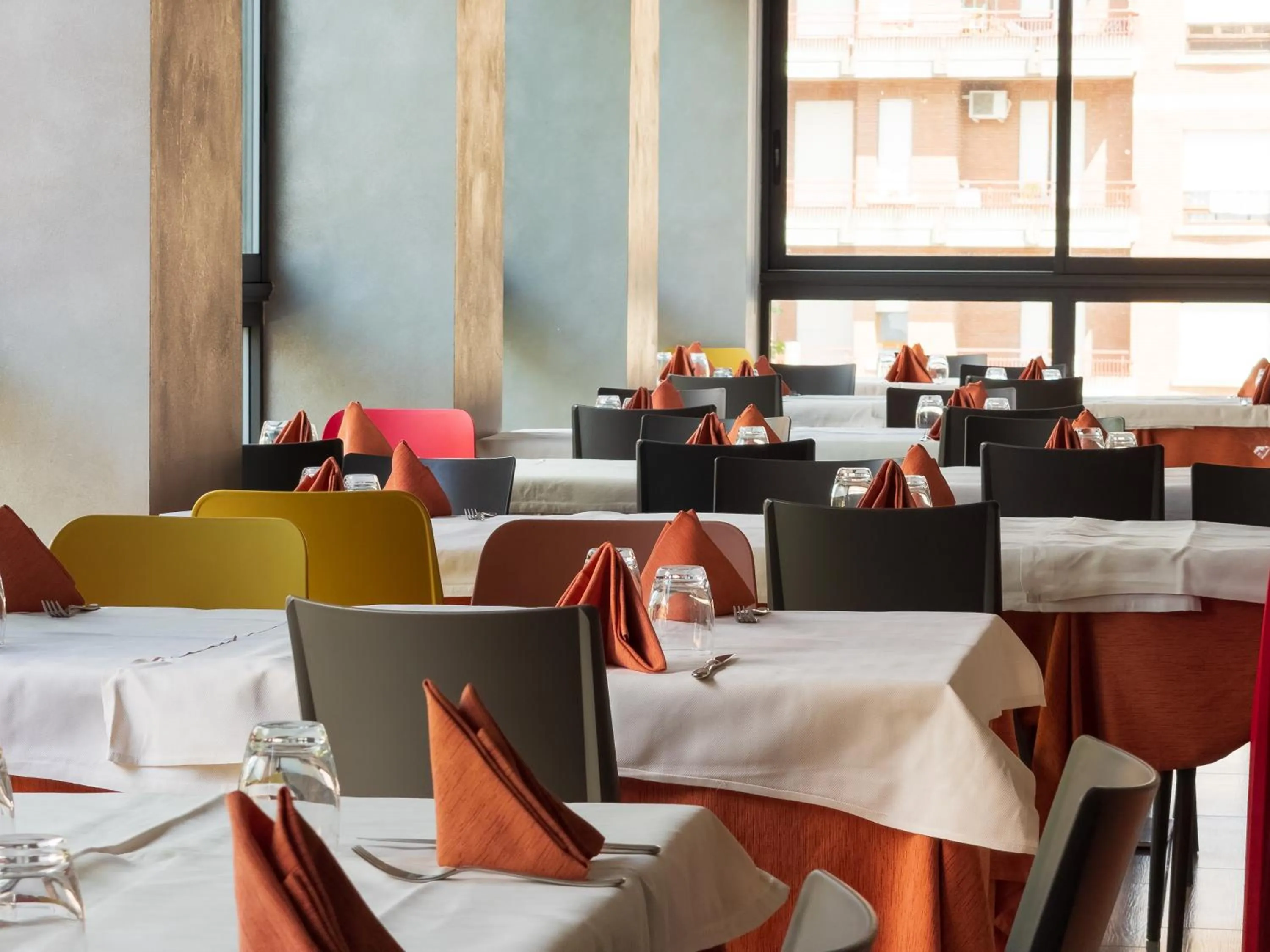 Restaurant/places to eat in Hotel Astoria