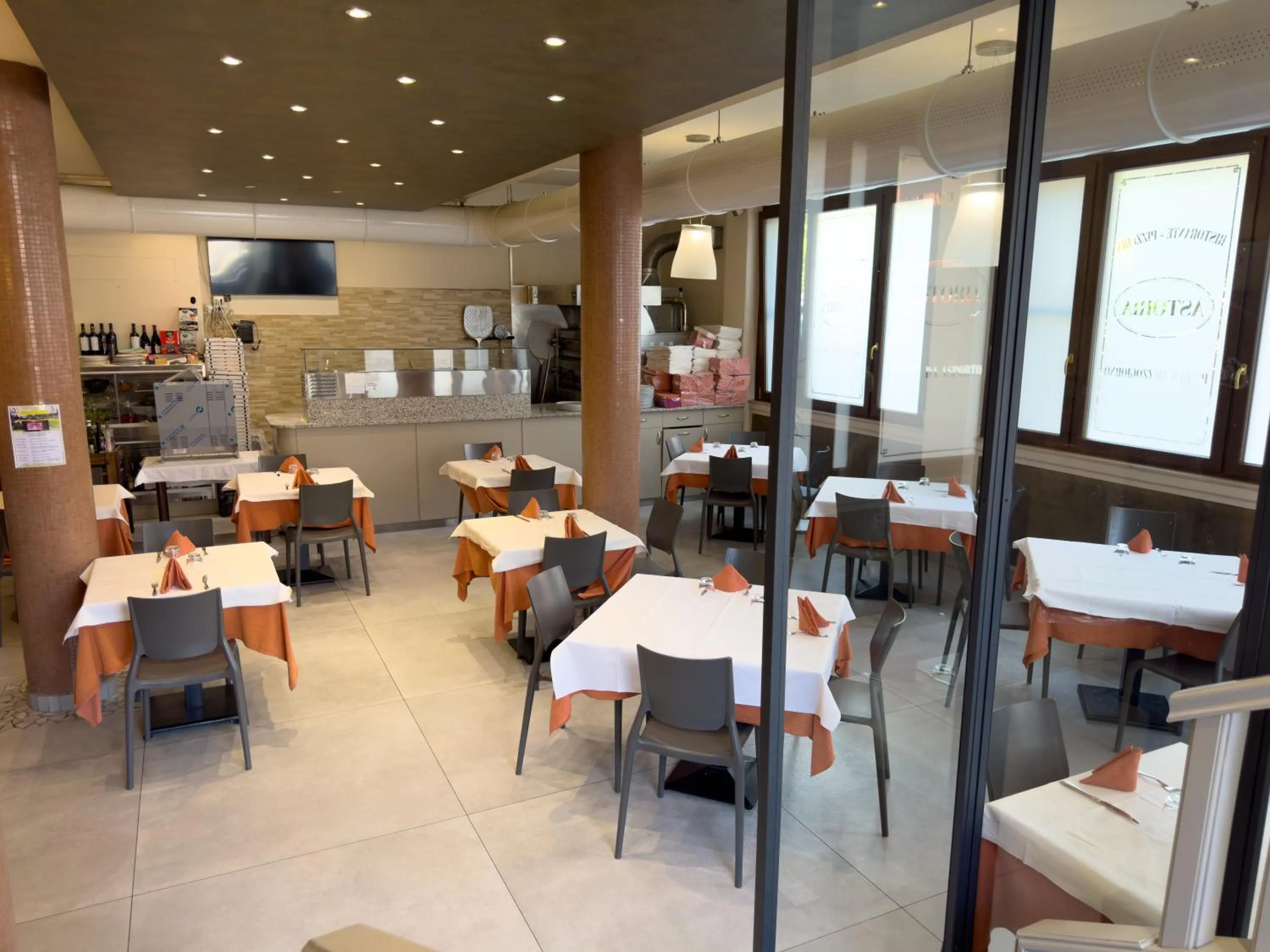 Restaurant/places to eat in Hotel Astoria