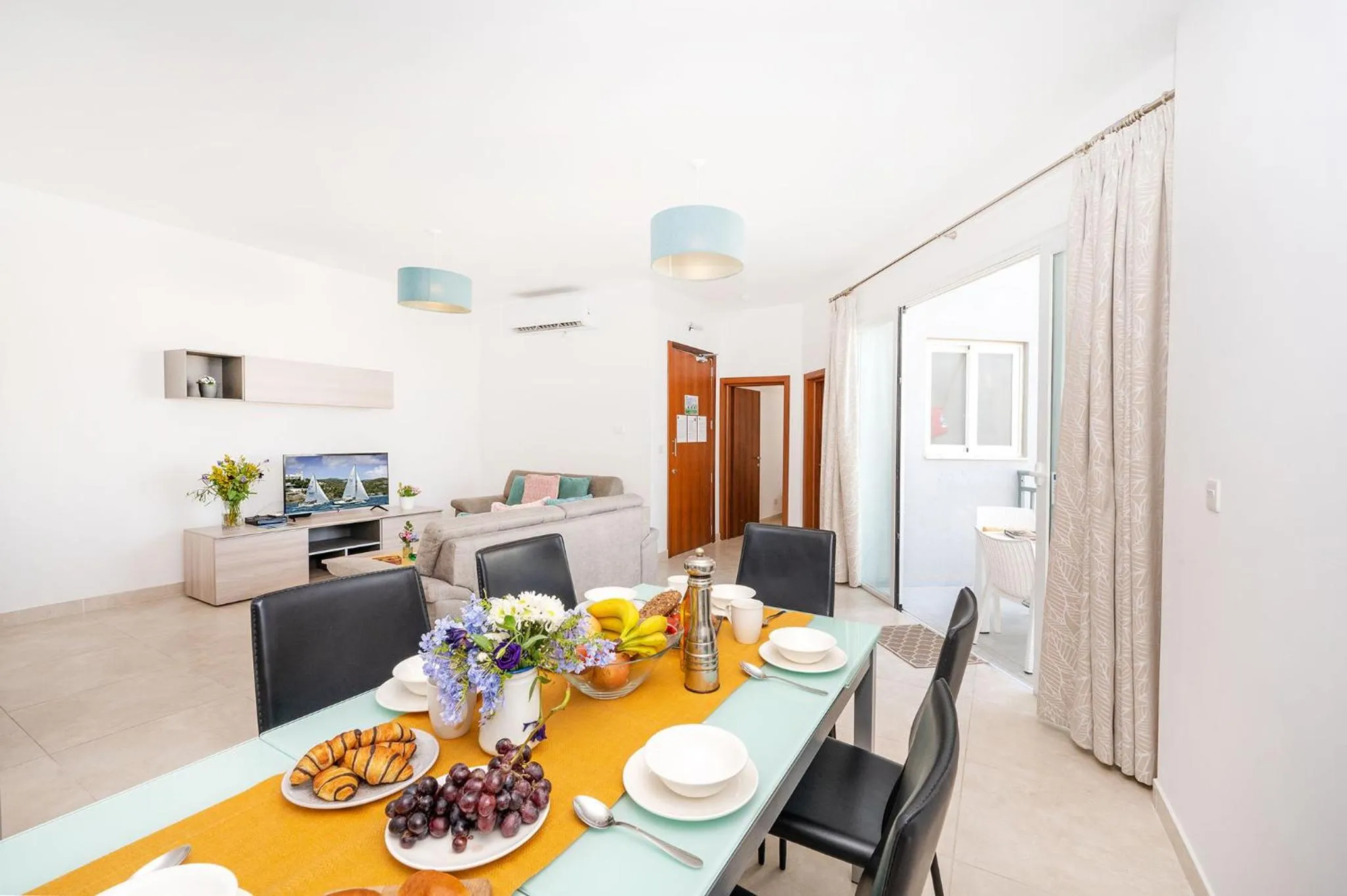 Communal lounge/ TV room in Hillock Residence Apartments