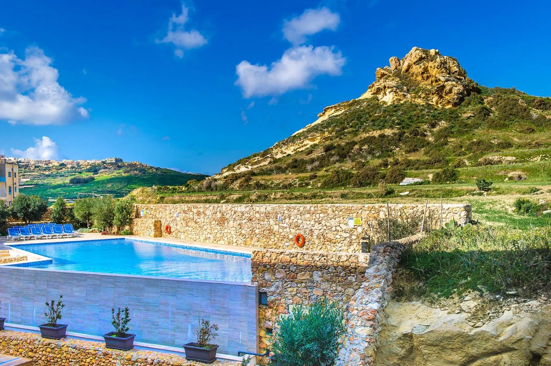 Swimming pool in Hillock Residence Apartments