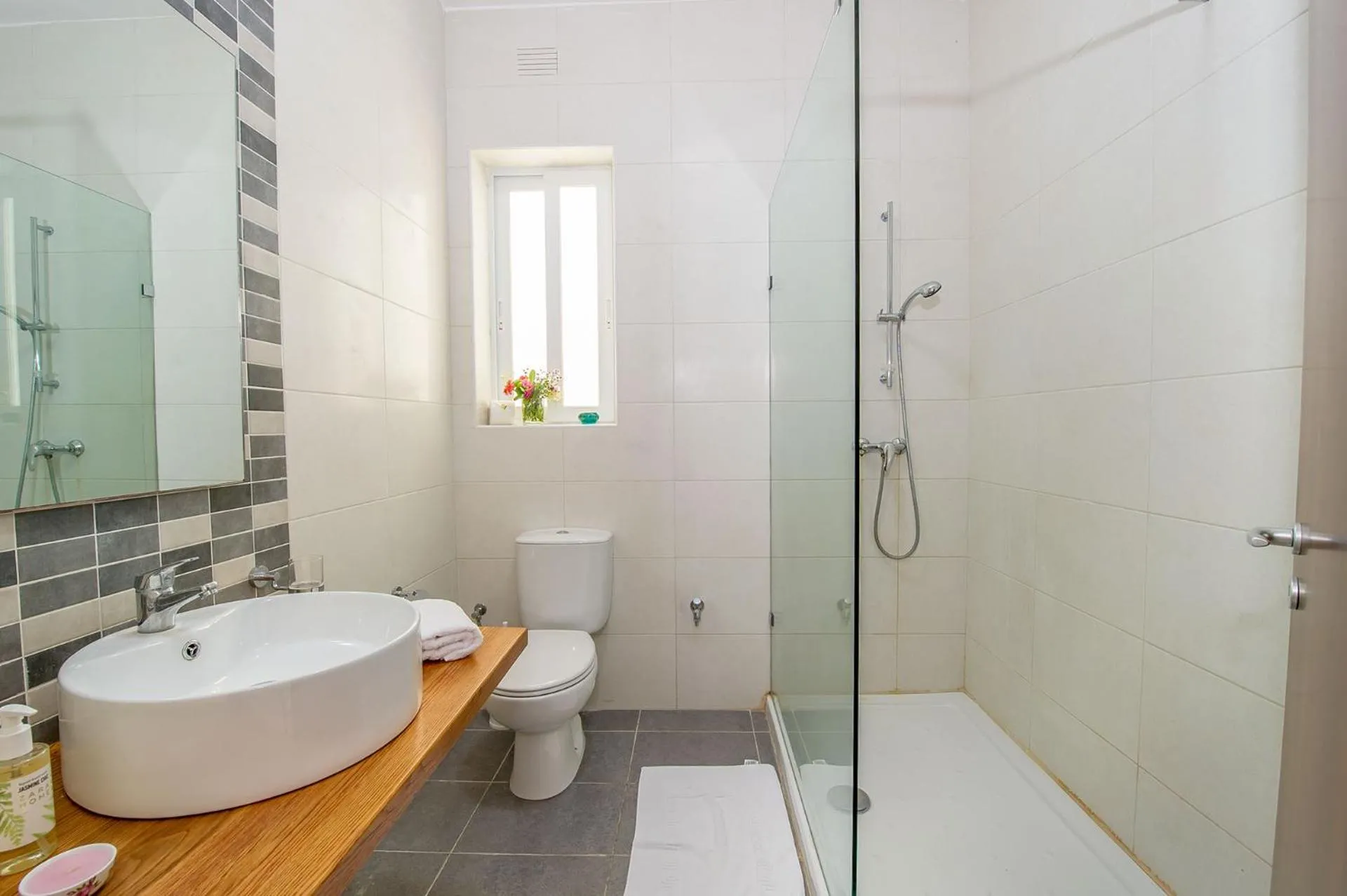 Bathroom in Hillock Residence Apartments