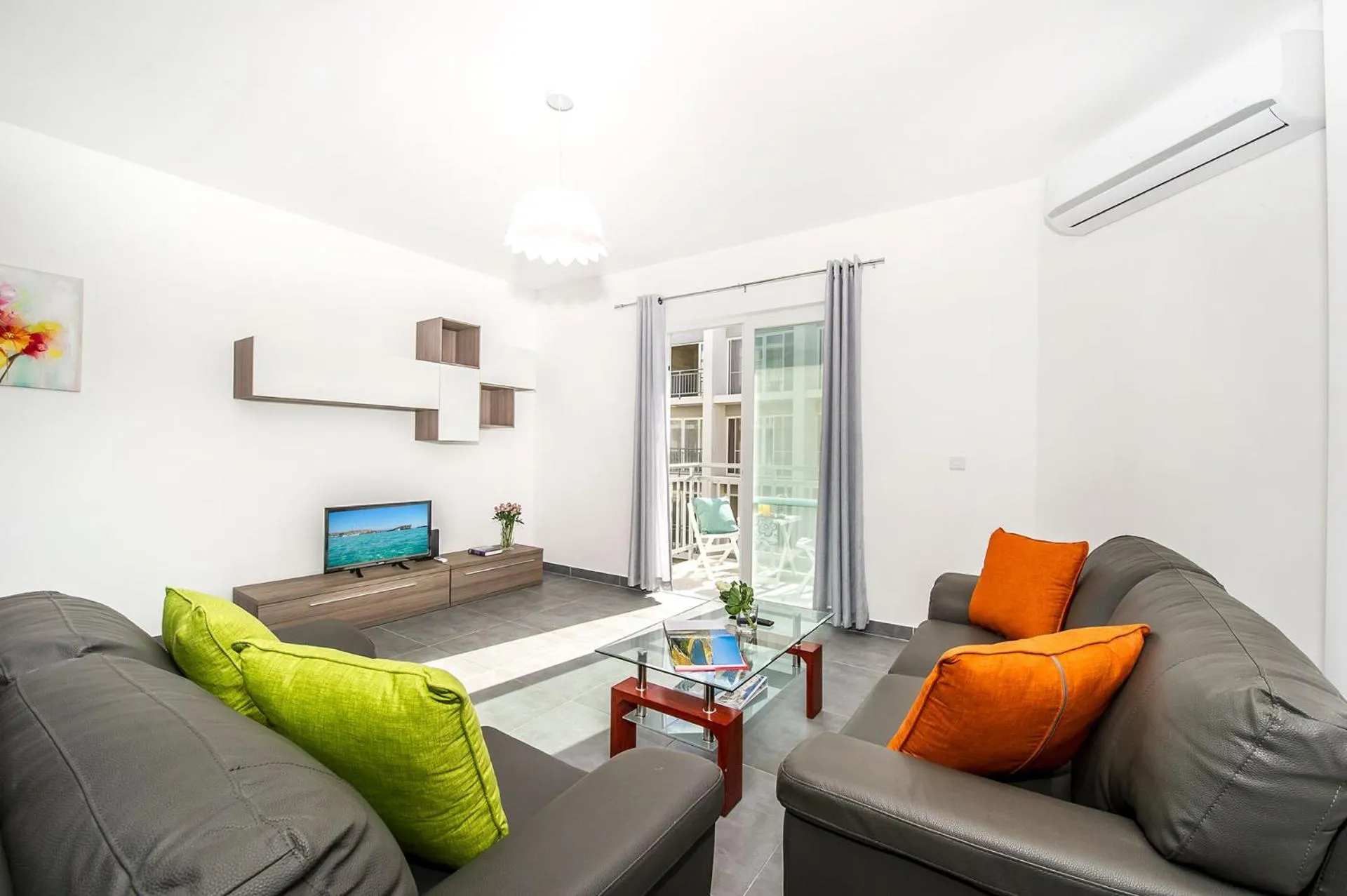 Living room in Hillock Residence Apartments