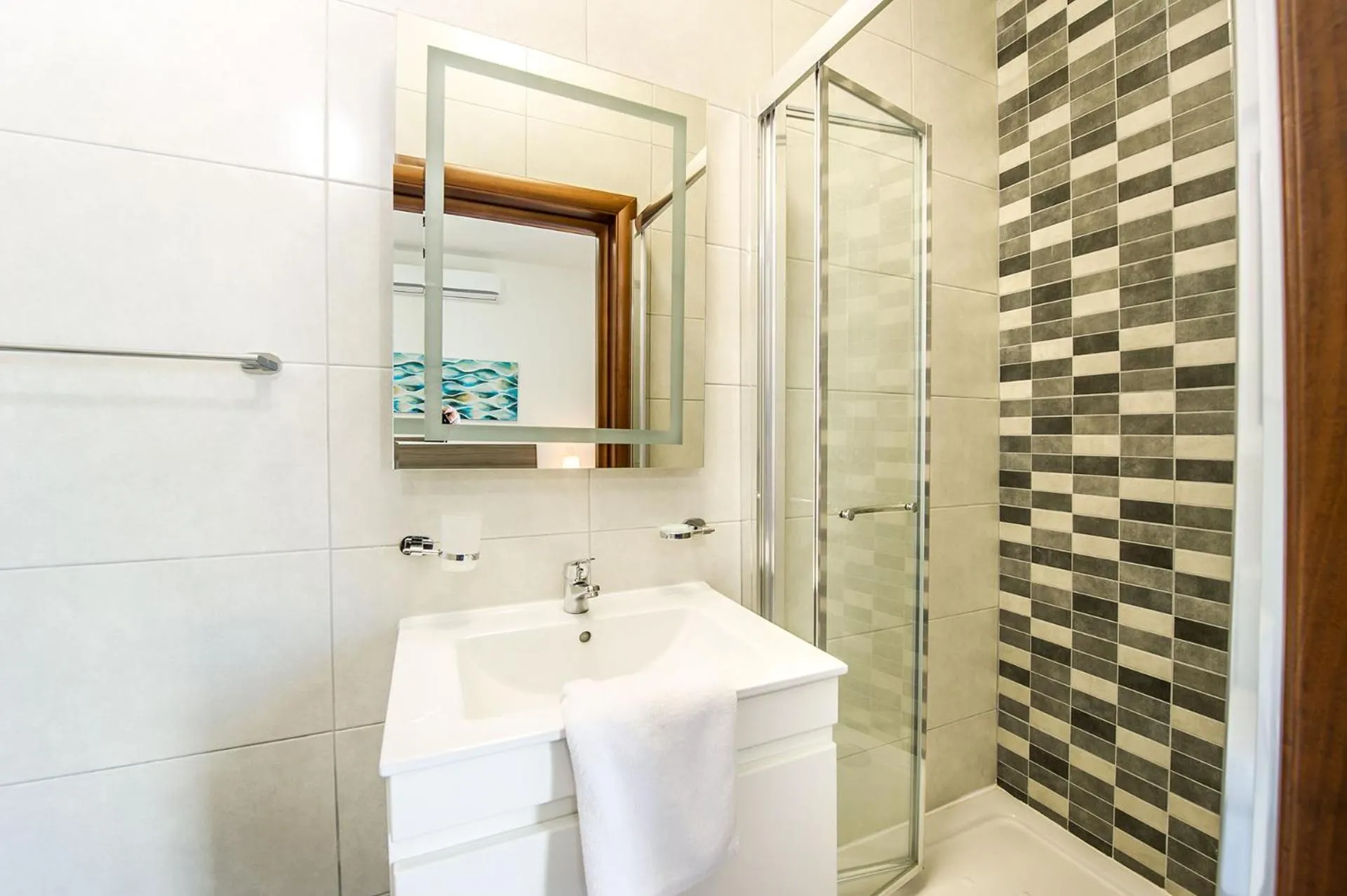 Shower in Hillock Residence Apartments