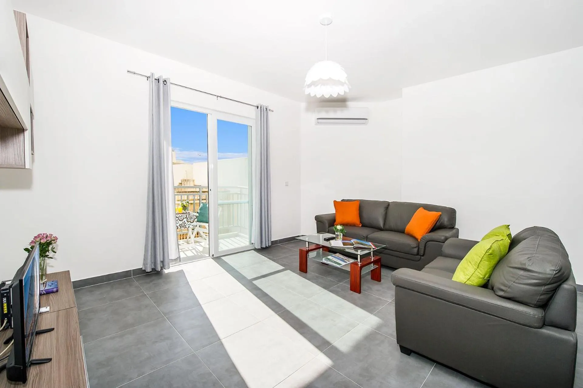 Living room in Hillock Residence Apartments