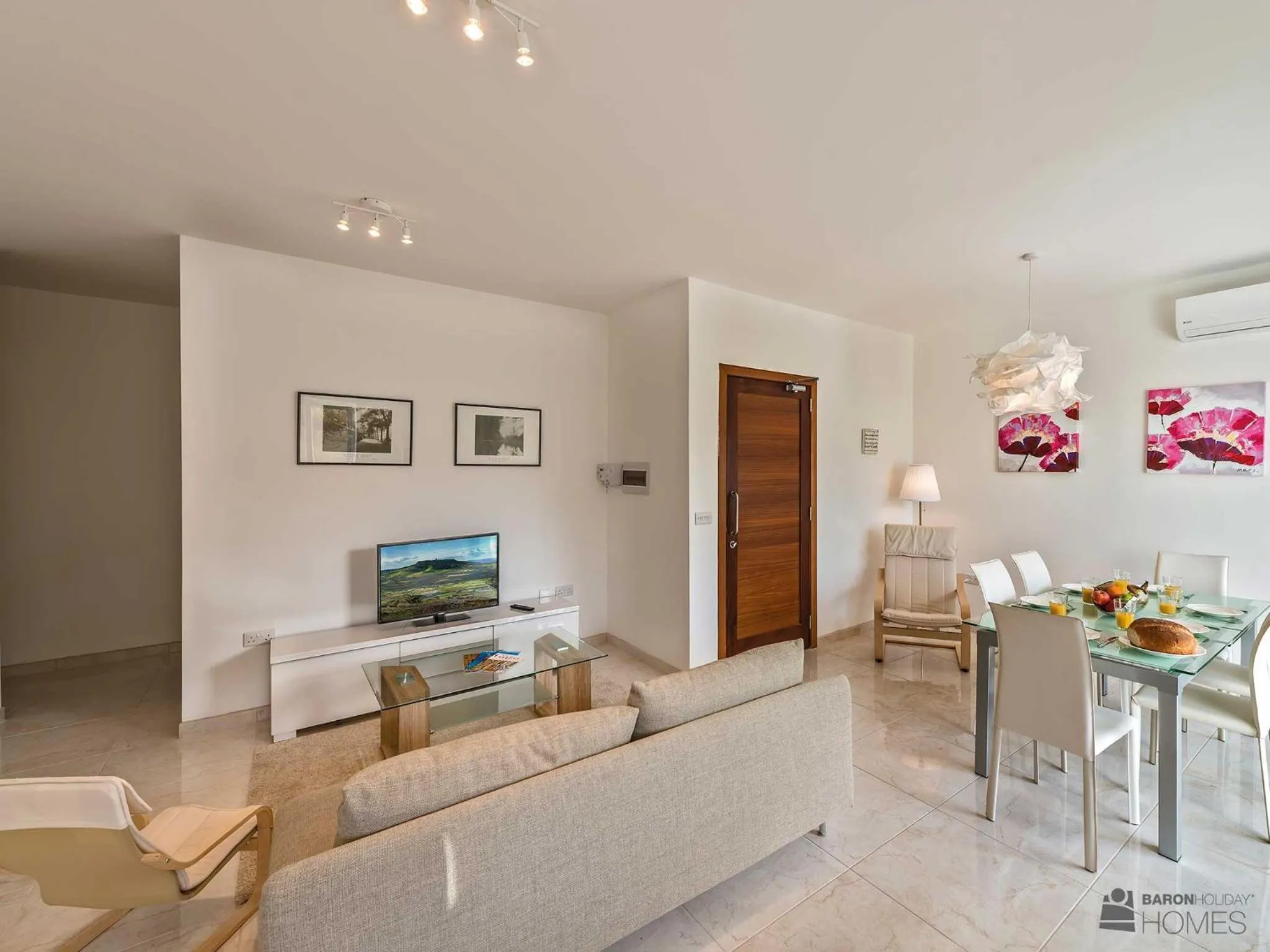 Living room in Hillock Residence Apartments