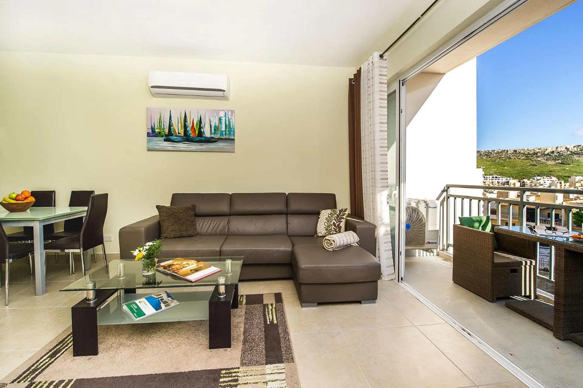 Living room in Hillock Residence Apartments