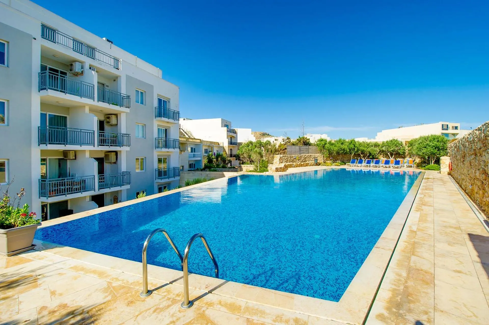 Swimming pool in Hillock Residence Apartments