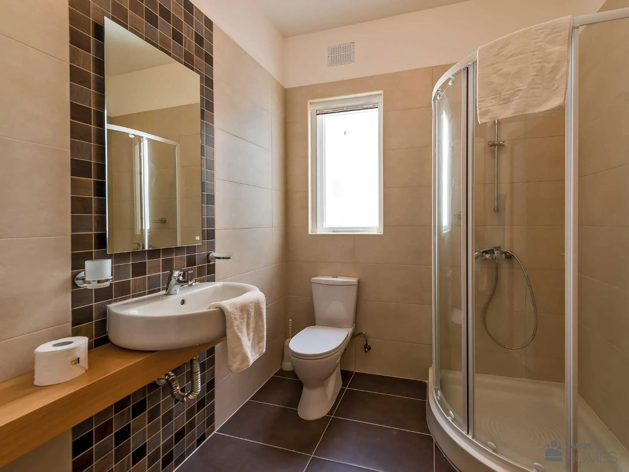 Shower in Hillock Residence Apartments