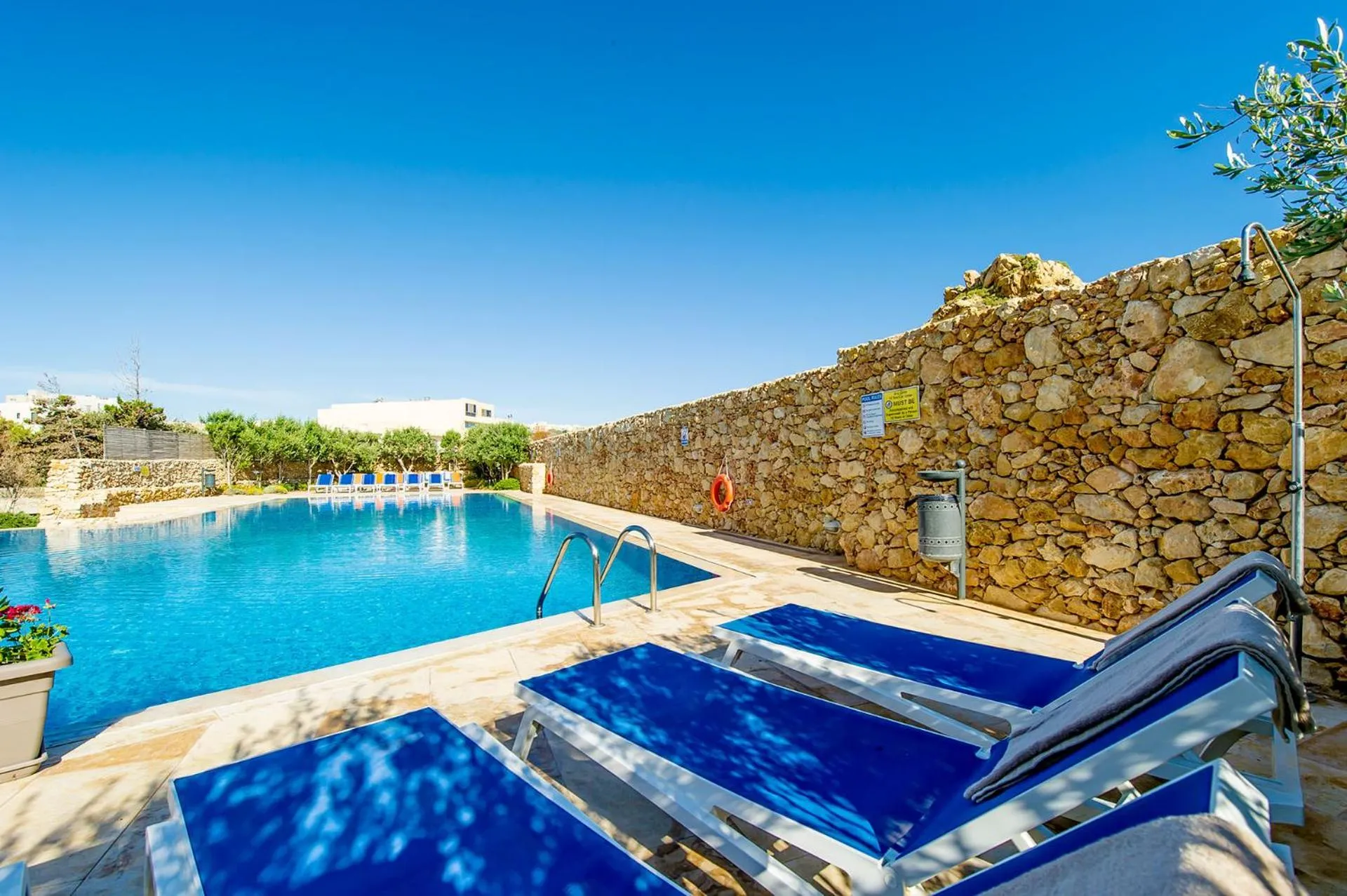 Swimming pool in Hillock Residence Apartments