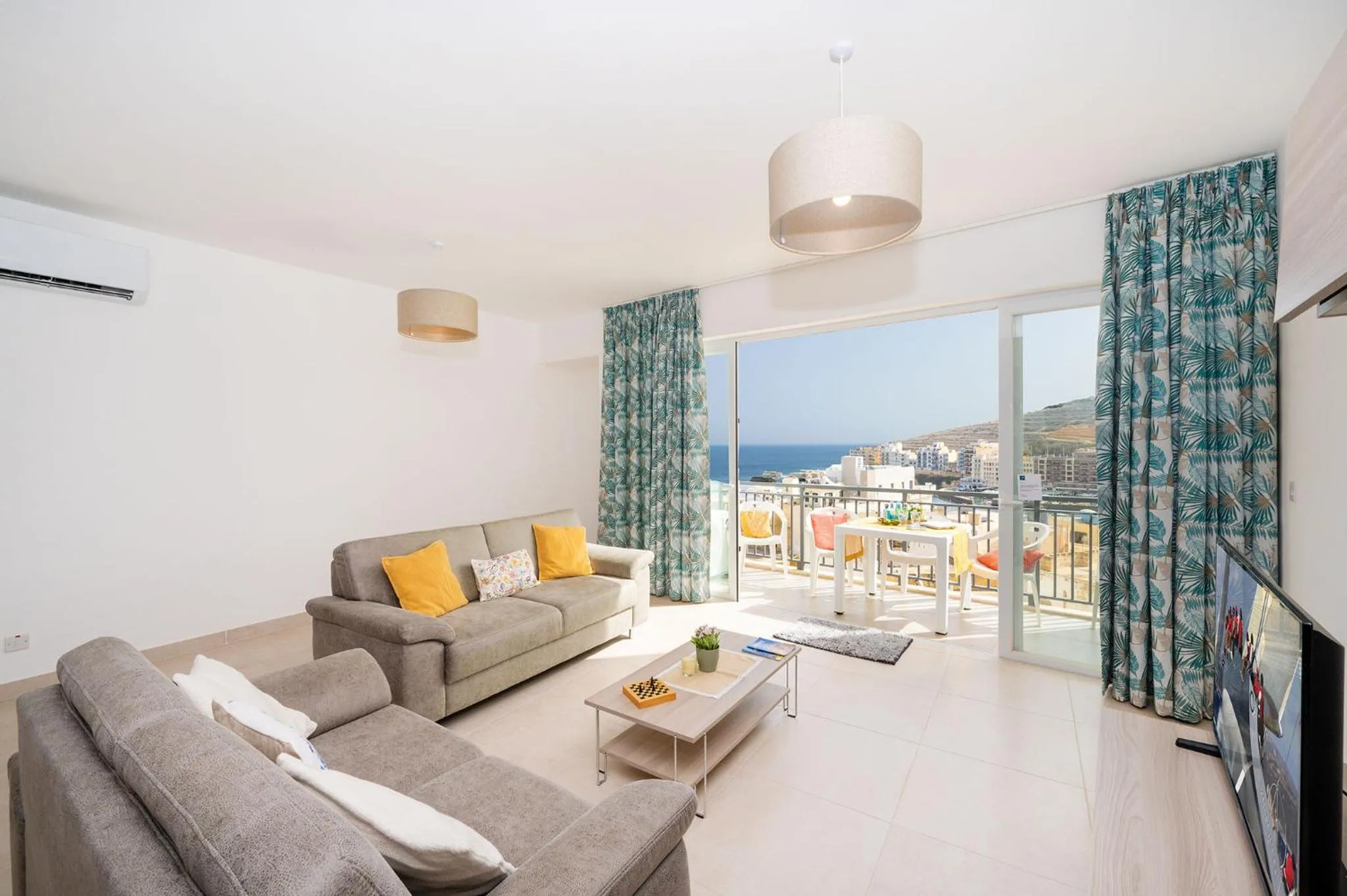 Communal lounge/ TV room in Hillock Residence Apartments