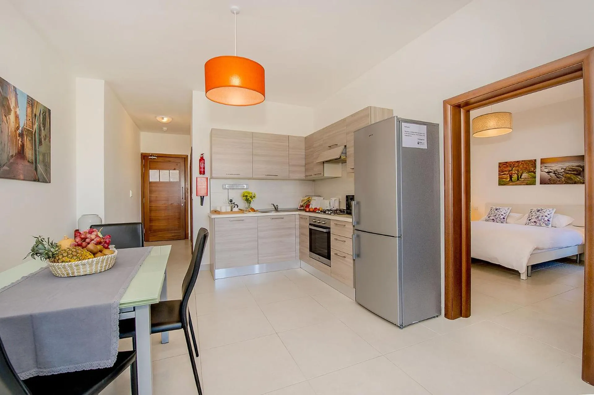 Kitchen or kitchenette, Bed in Hillock Residence Apartments