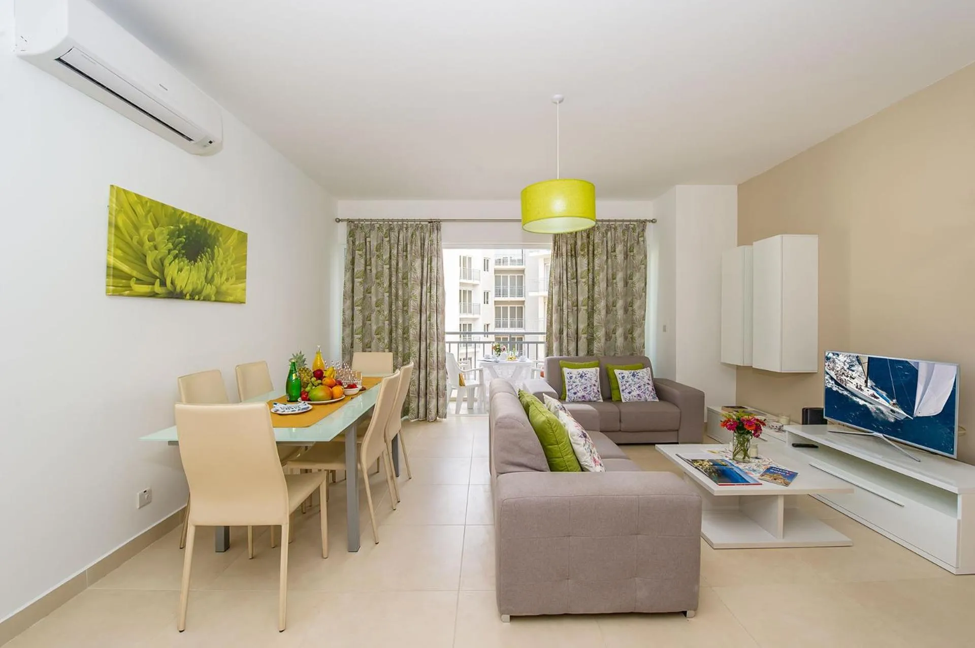 Living room in Hillock Residence Apartments