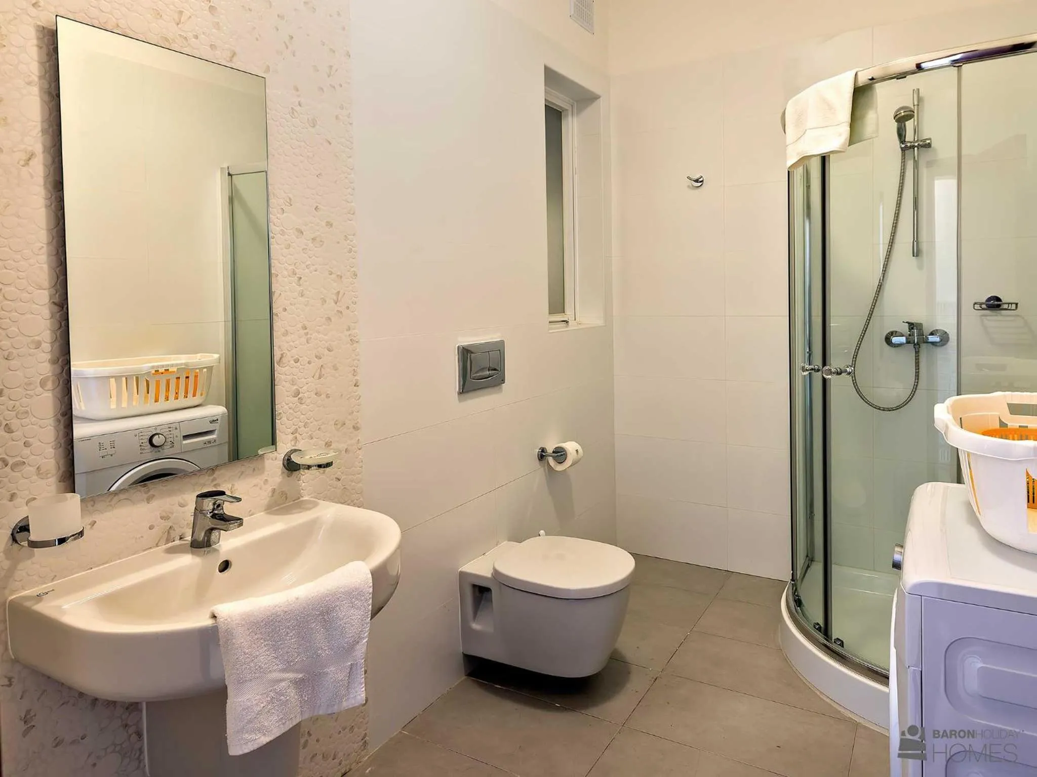 Shower in Hillock Residence Apartments