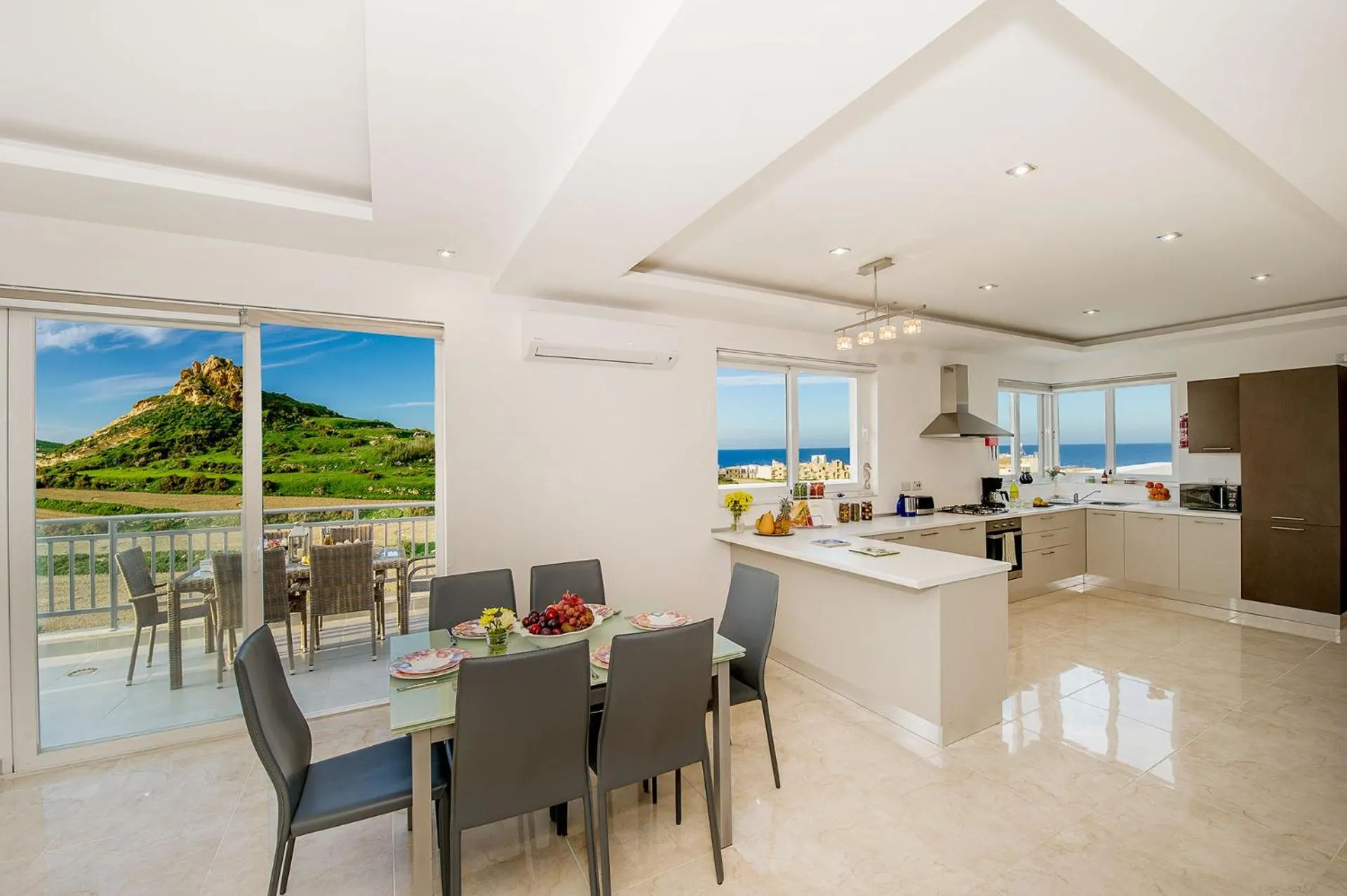 Dining area in Hillock Residence Apartments
