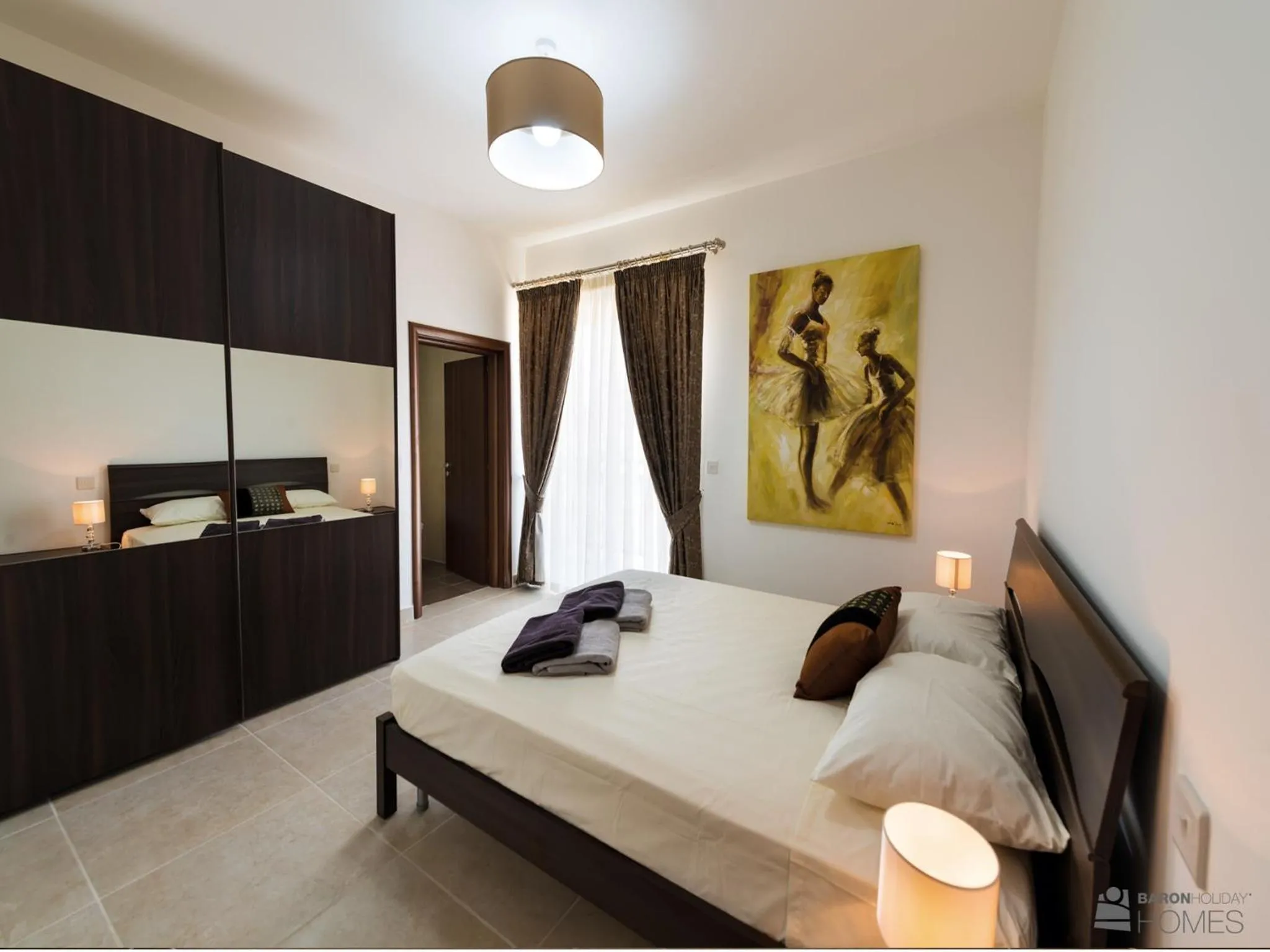 Shower, Bed in Hillock Residence Apartments