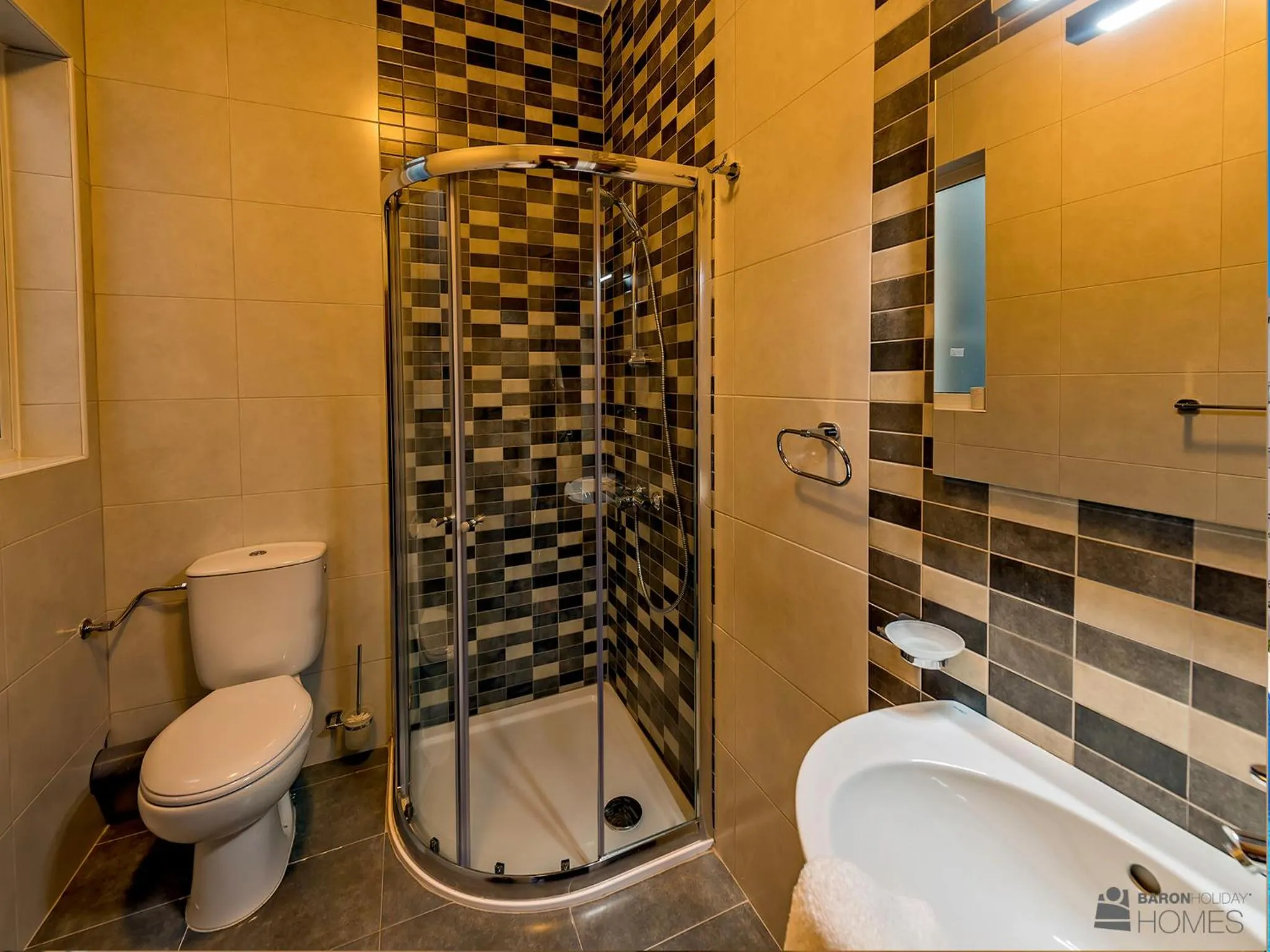 Shower in Hillock Residence Apartments