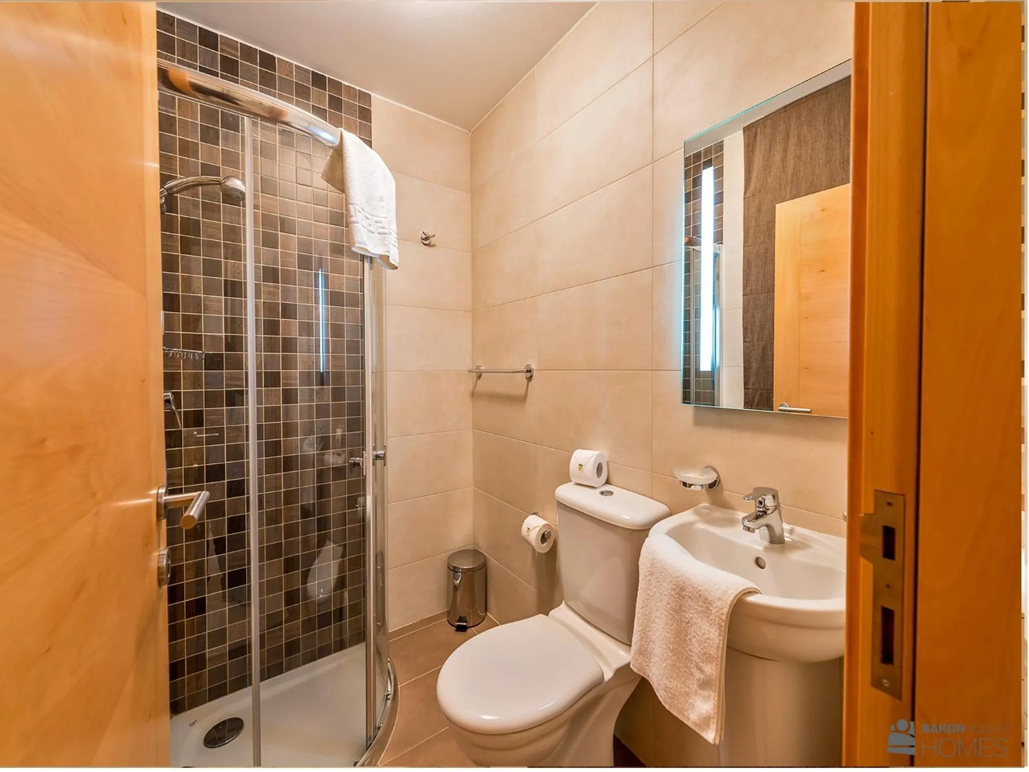 Shower in Hillock Residence Apartments