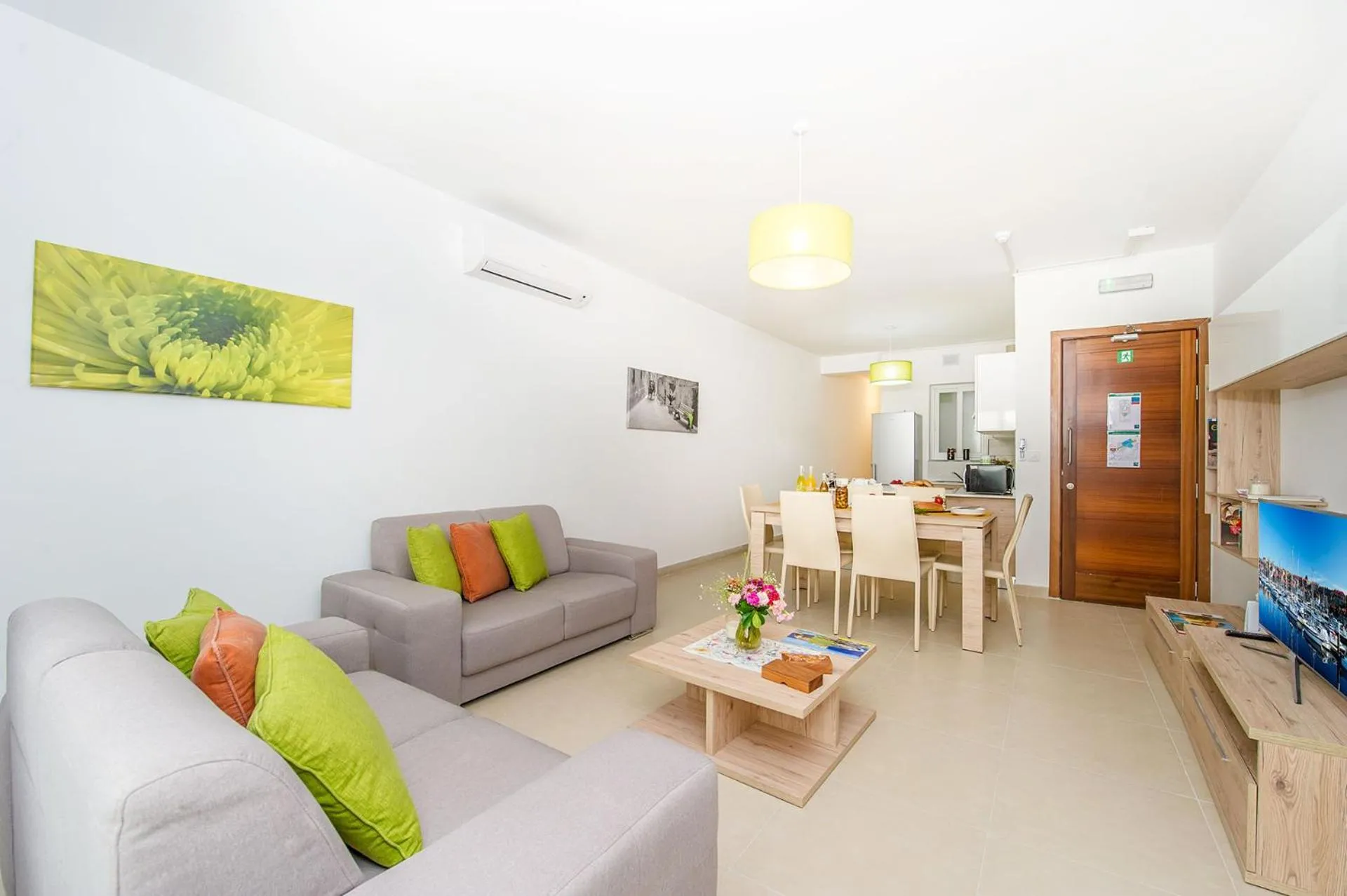 Living room in Hillock Residence Apartments