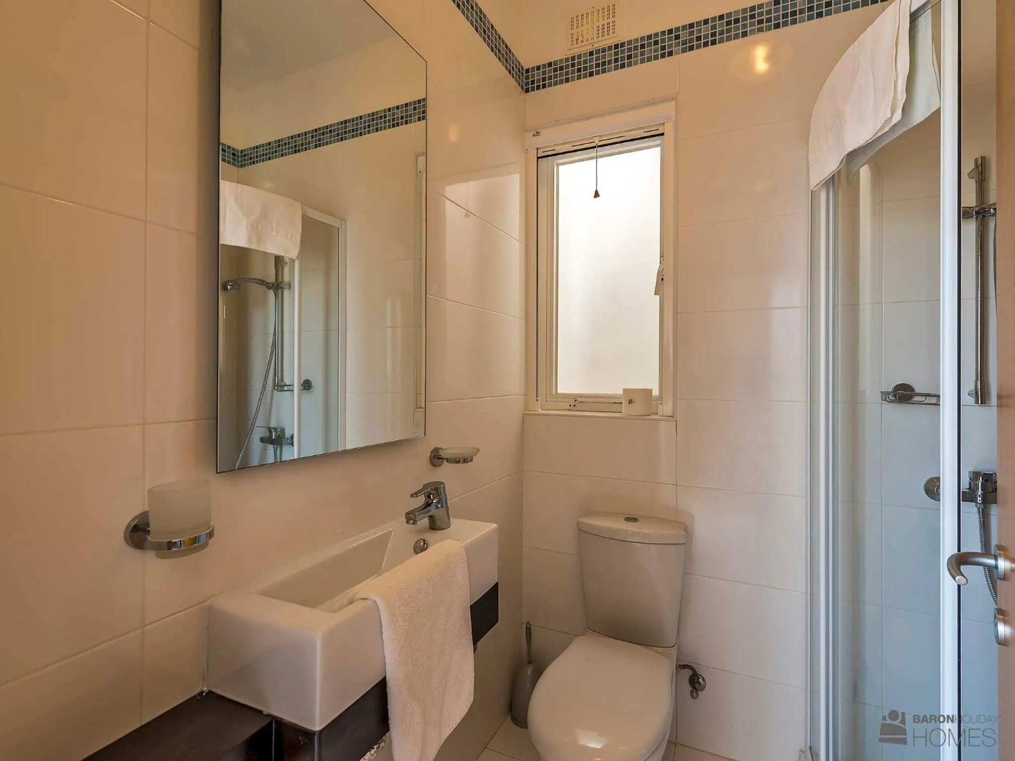 Shower in Hillock Residence Apartments