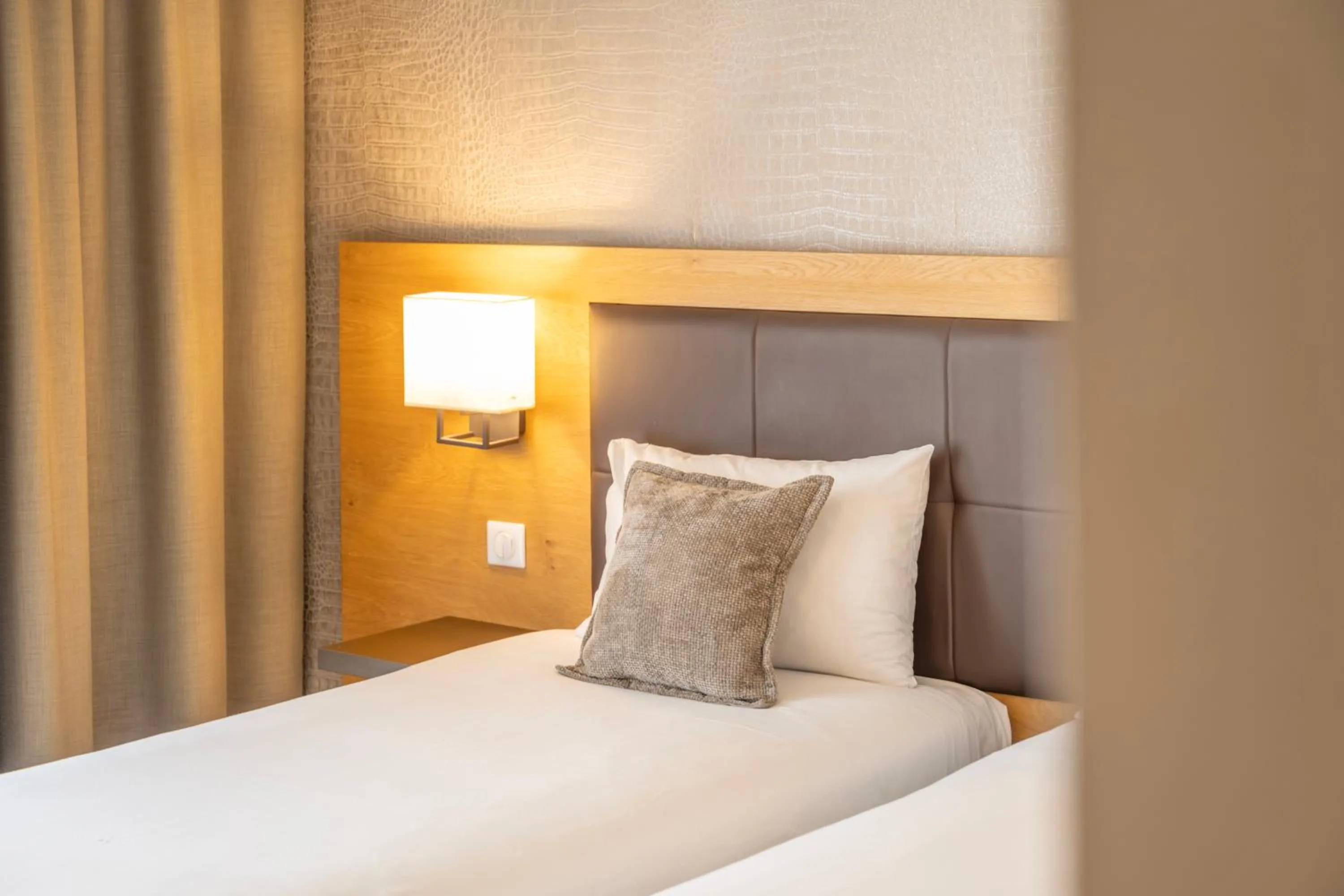 Bed in Le Lodge Brit Hotel Strasbourg Zenith