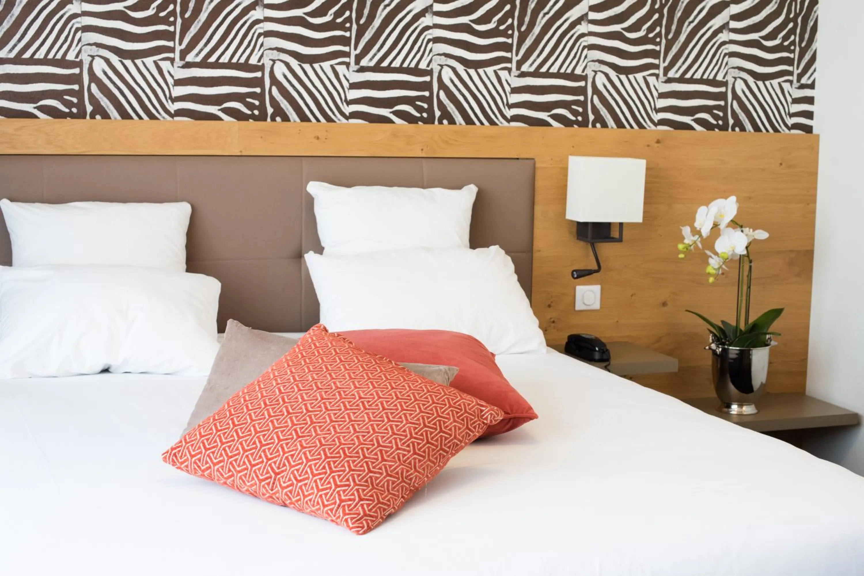 Bedroom, Bed in Le Lodge Brit Hotel Strasbourg Zenith