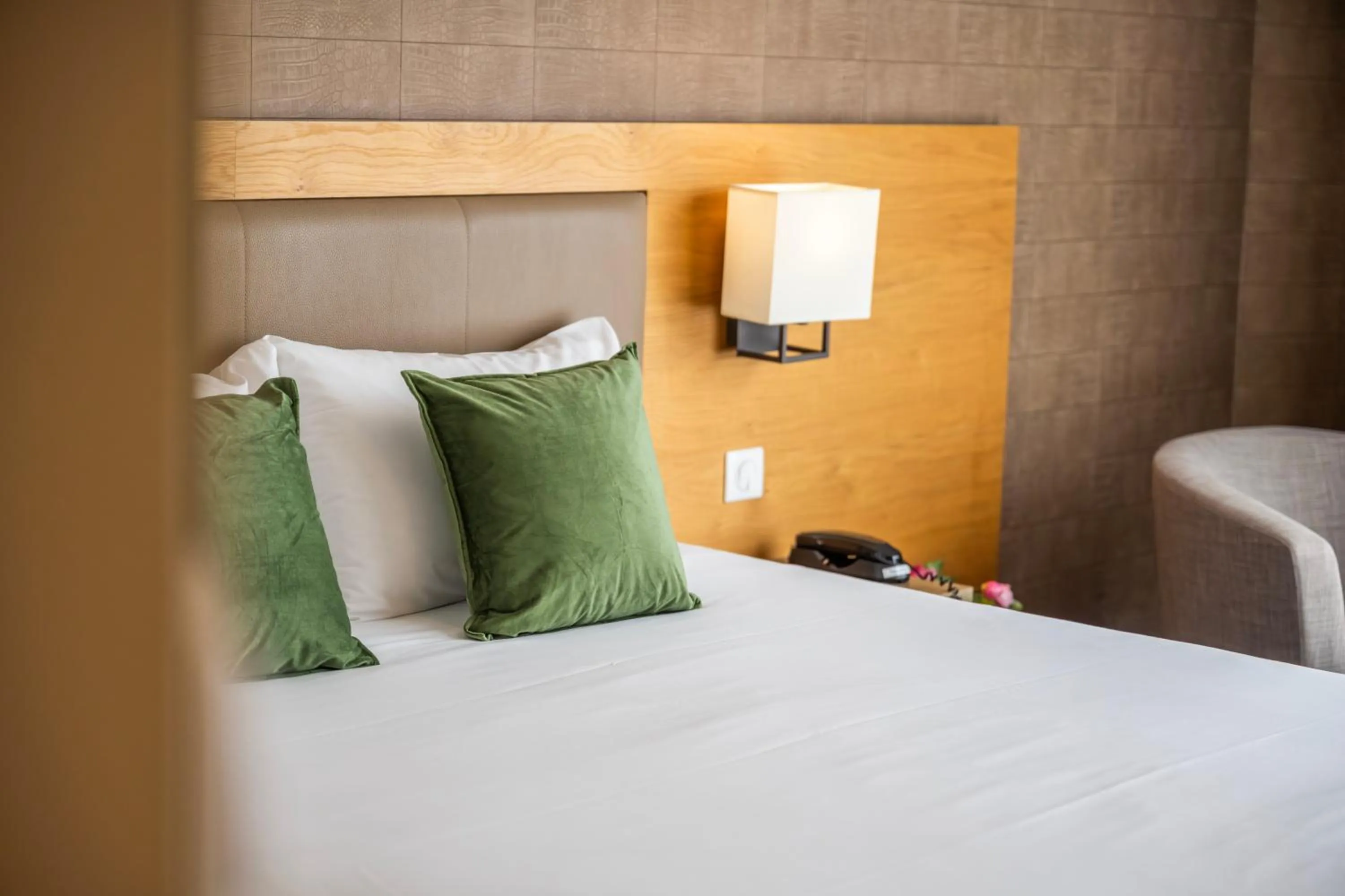 Bedroom, Bed in Le Lodge Brit Hotel Strasbourg Zenith