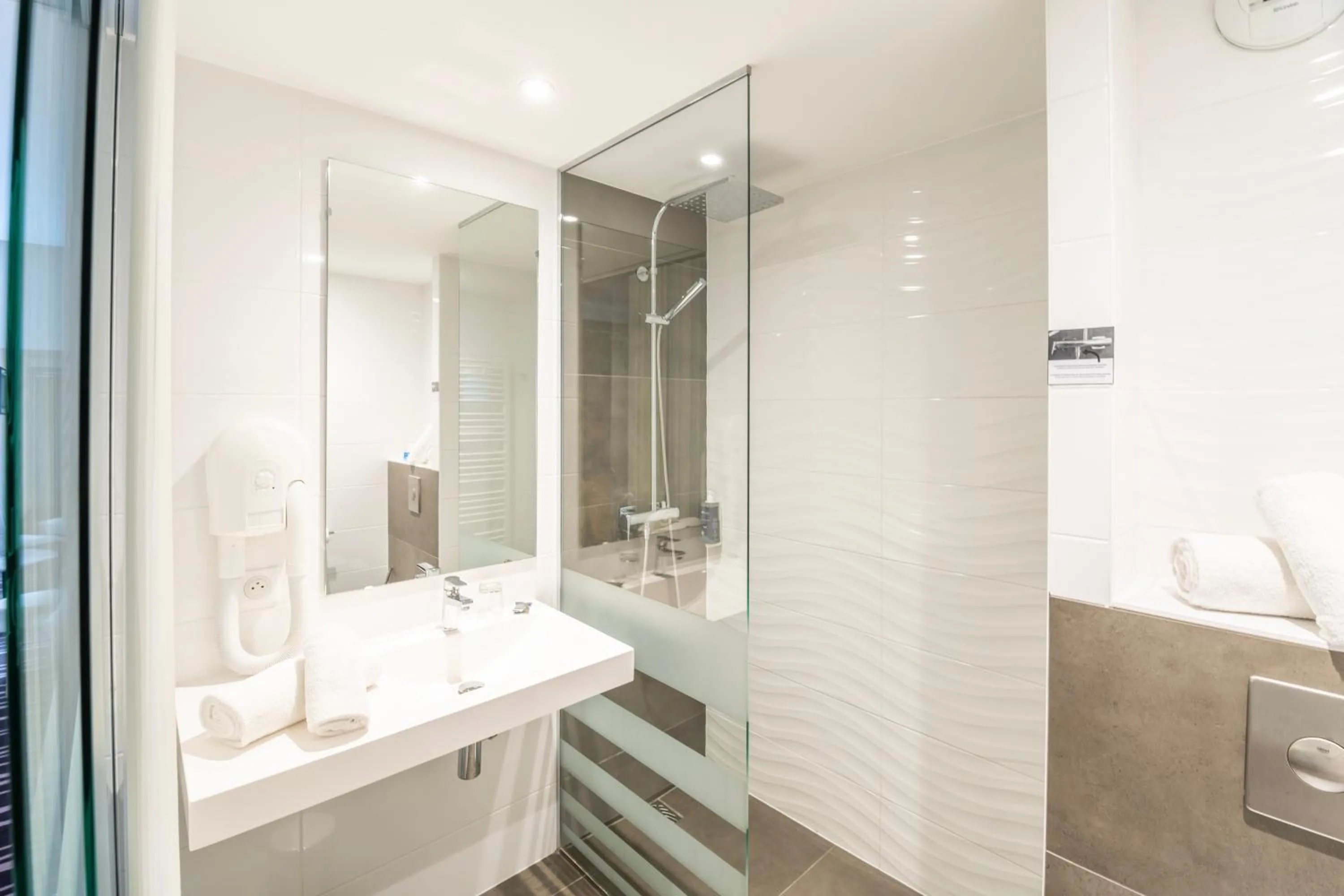 Shower in Le Lodge Brit Hotel Strasbourg Zenith